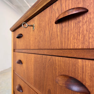 Kommode Teak mit Muschelgriffen aus Dänemark
