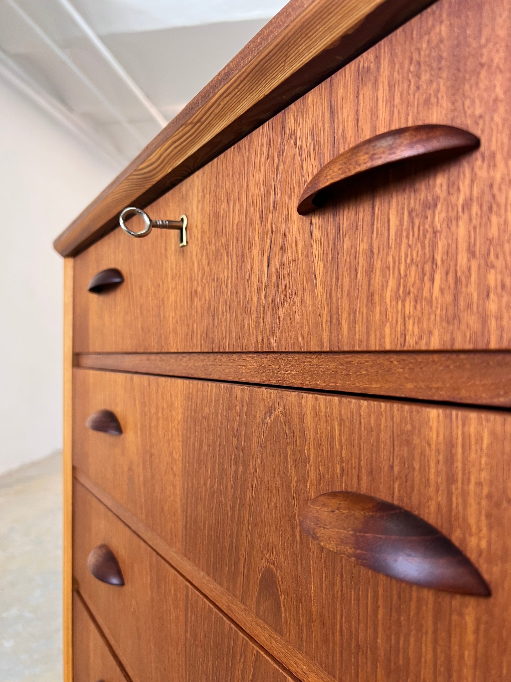 Kommode Teak mit Muschelgriffen aus Dänemark