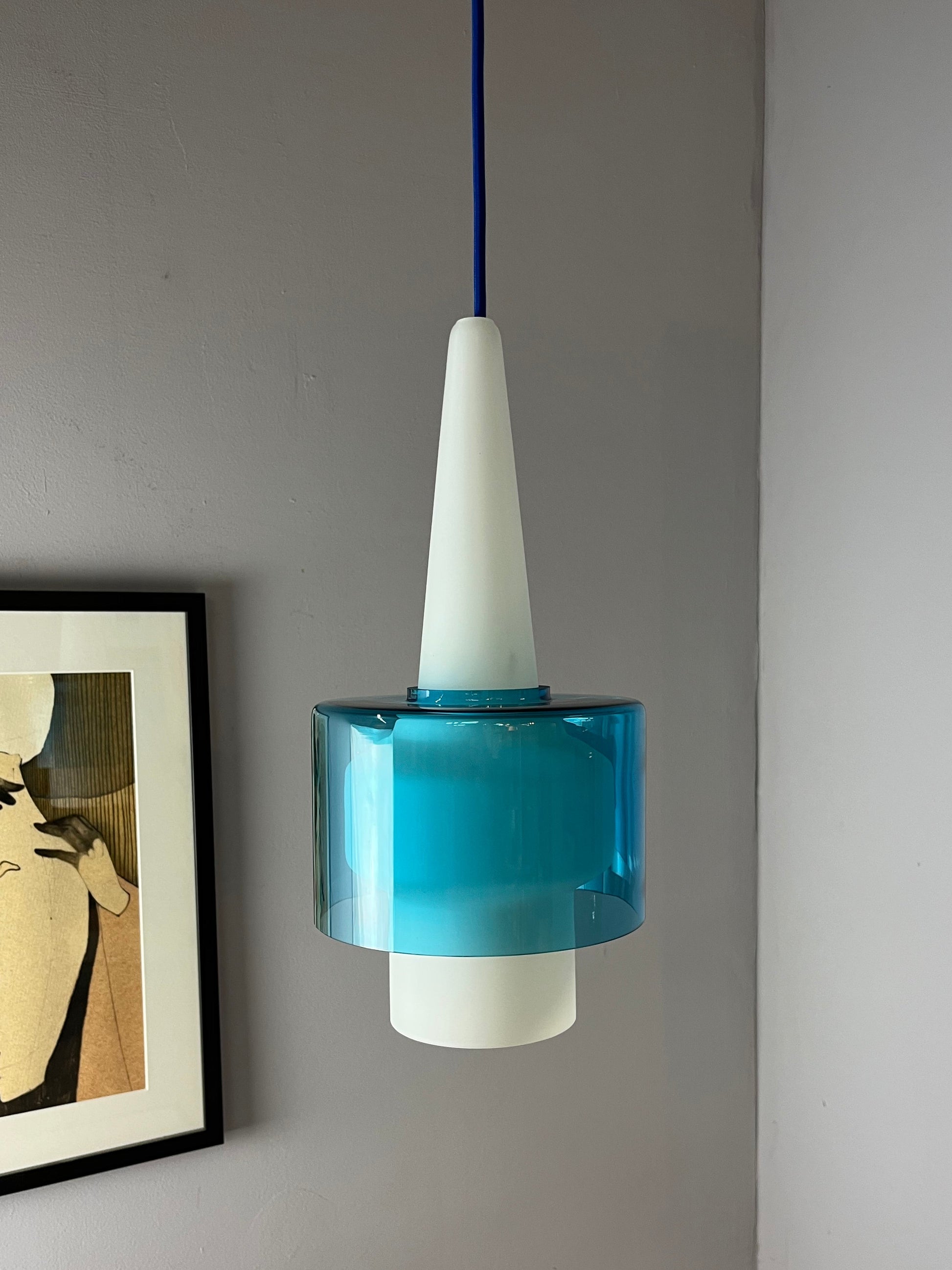 Hängelampe blau weiß Opalglas von Hyllinge Glasbruk