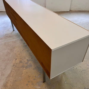 Sideboard weiß mit kreisförmigem Reliefmuster aus Belgien