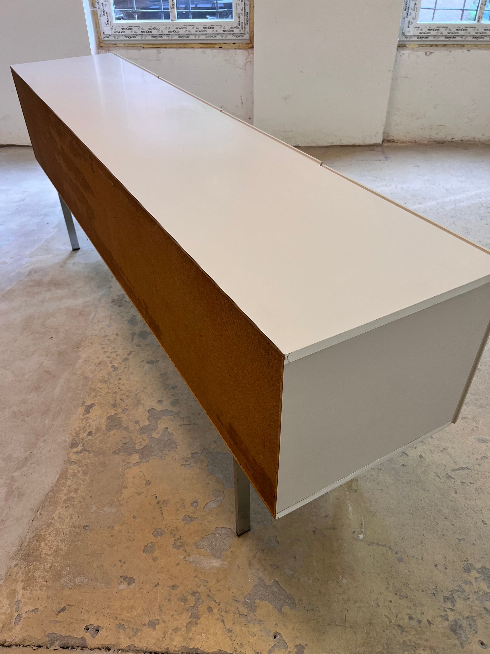 Sideboard weiß mit kreisförmigem Reliefmuster aus Belgien