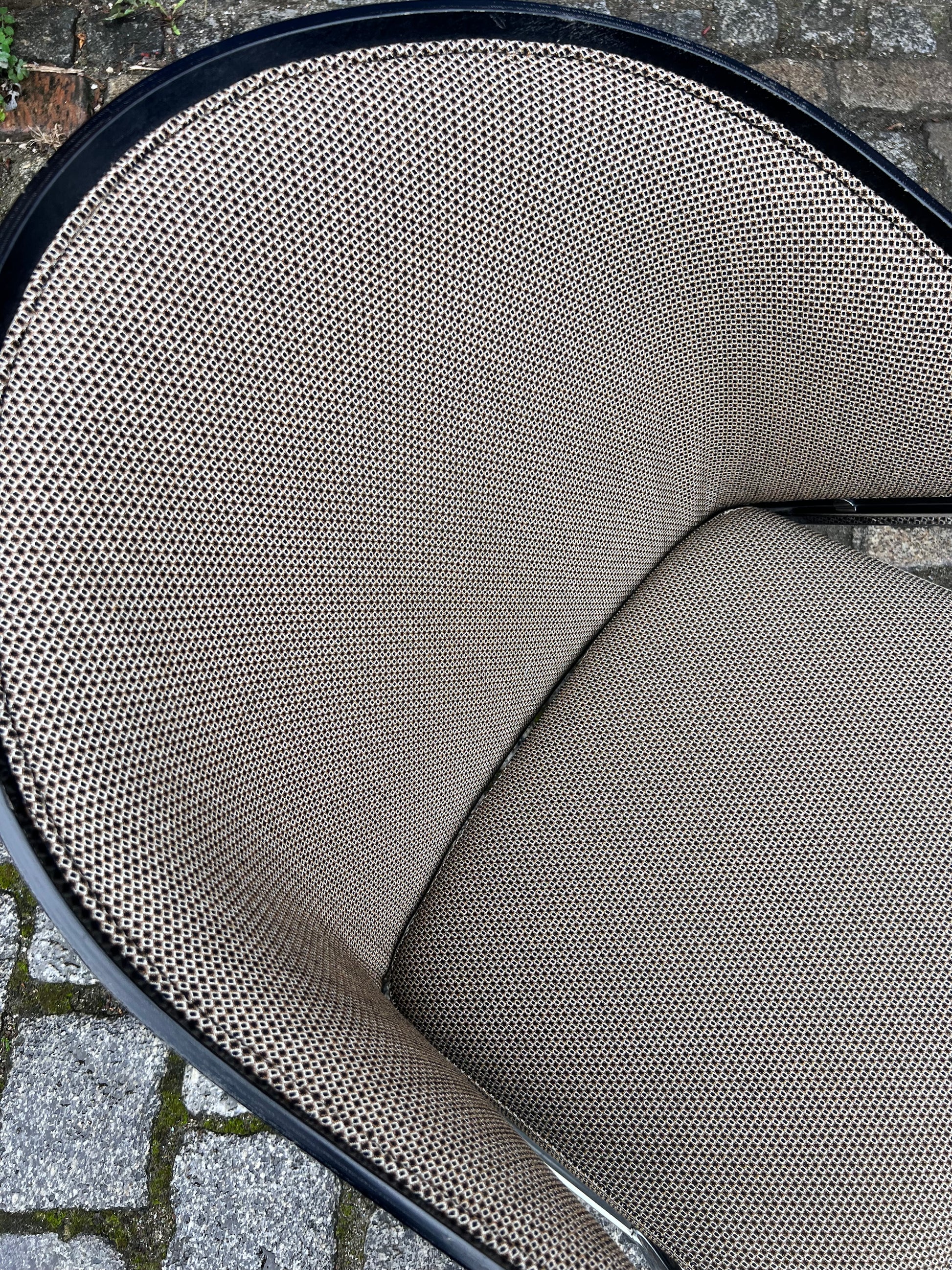 Sessel Mondi grau schwarz Chrom von Jouko Järvisalo für Inno Interior Oy - neu gepolstert