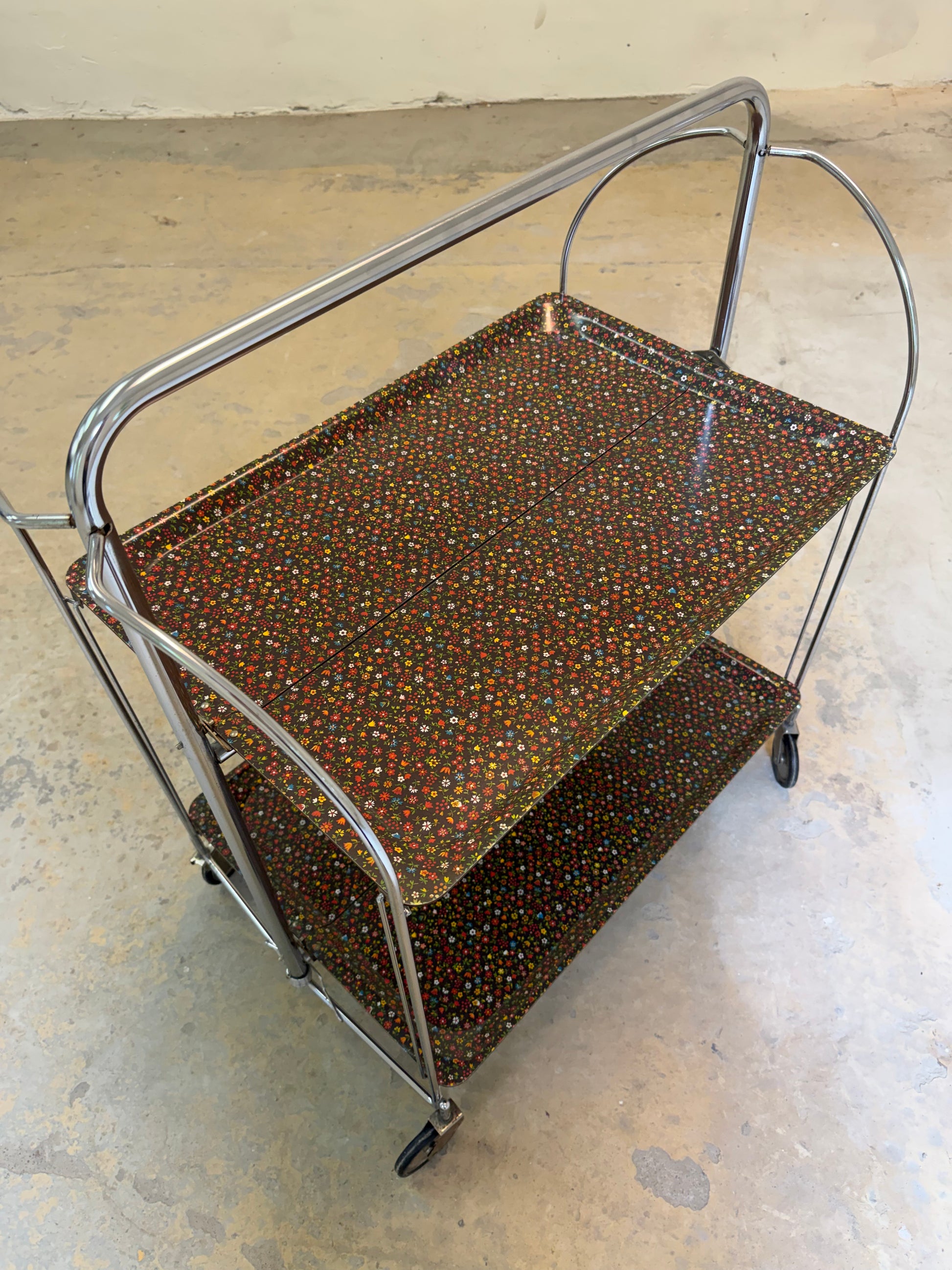 Dinette Servierwagen mit Blümchen und Chrom