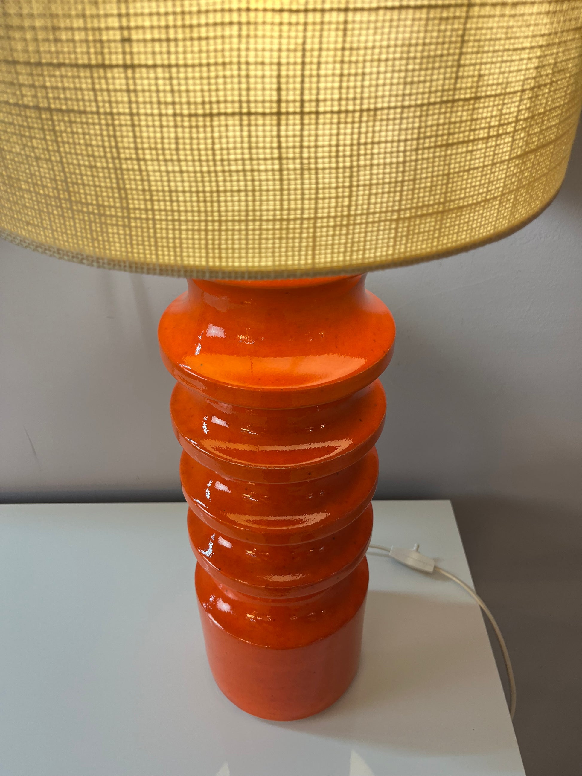 Stehlampe orange Keramik mit Wollschirm