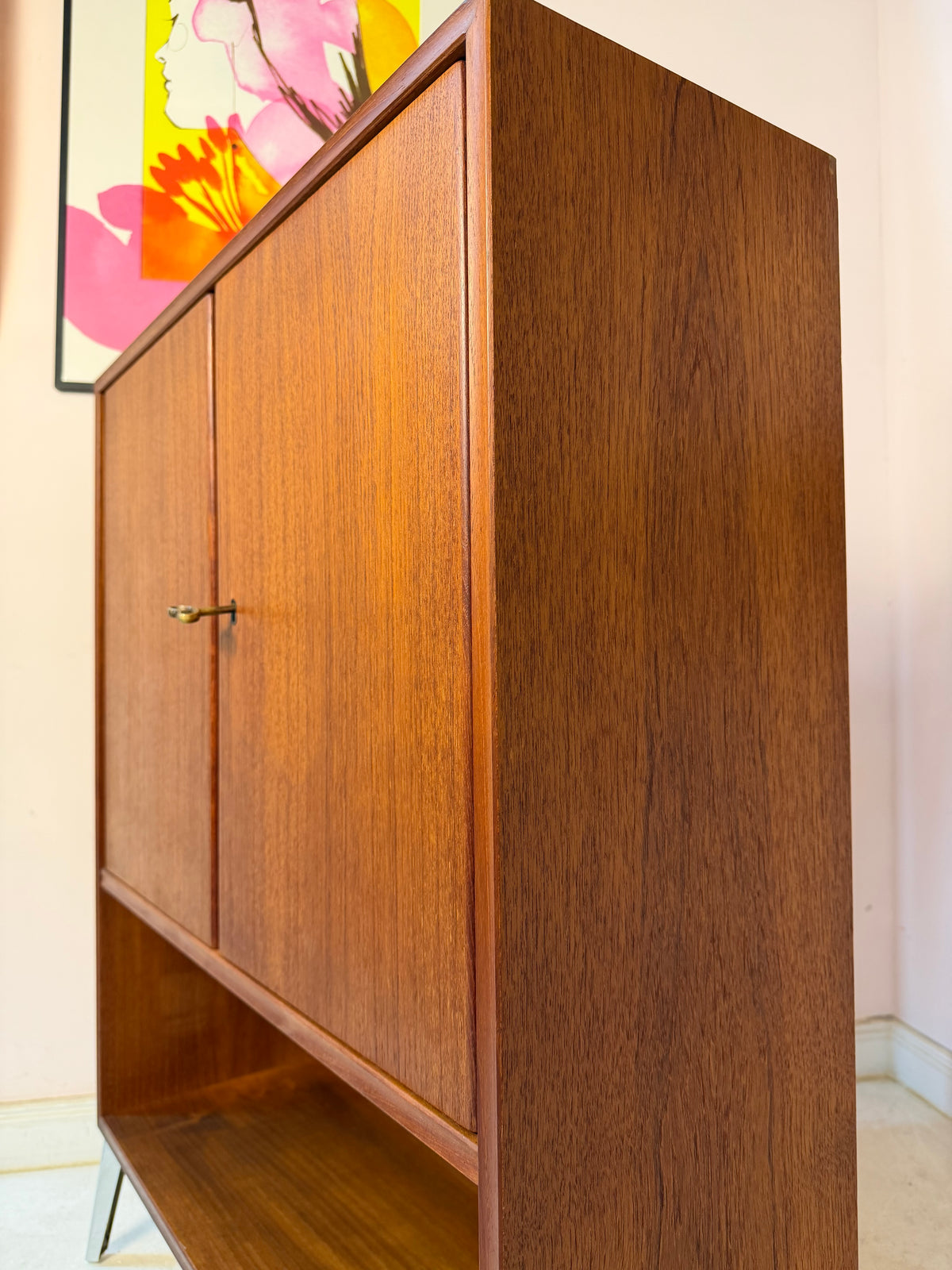 Schrank Teak mit Regalfach, Schloss & neuen Chromfüßen von Heinrich Riestenpatt