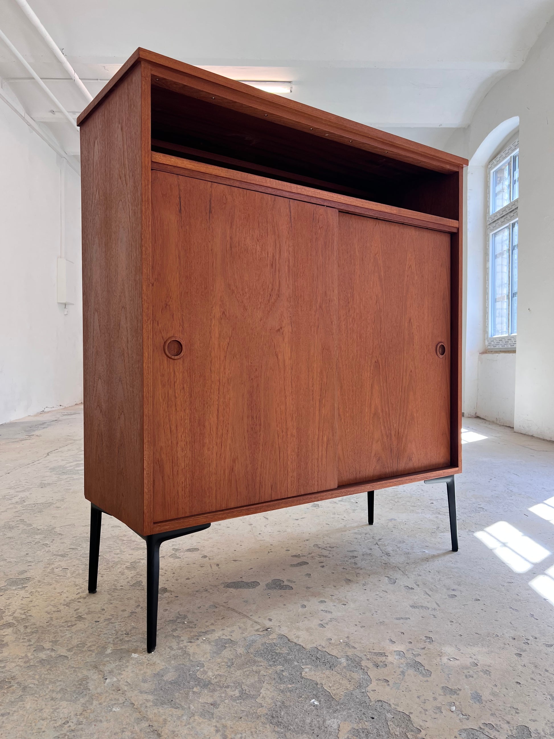 Schrank Teak mit Schiebetüren aus Dänemark
