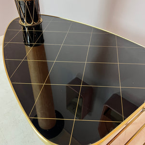 Tisch mit Stehlampe