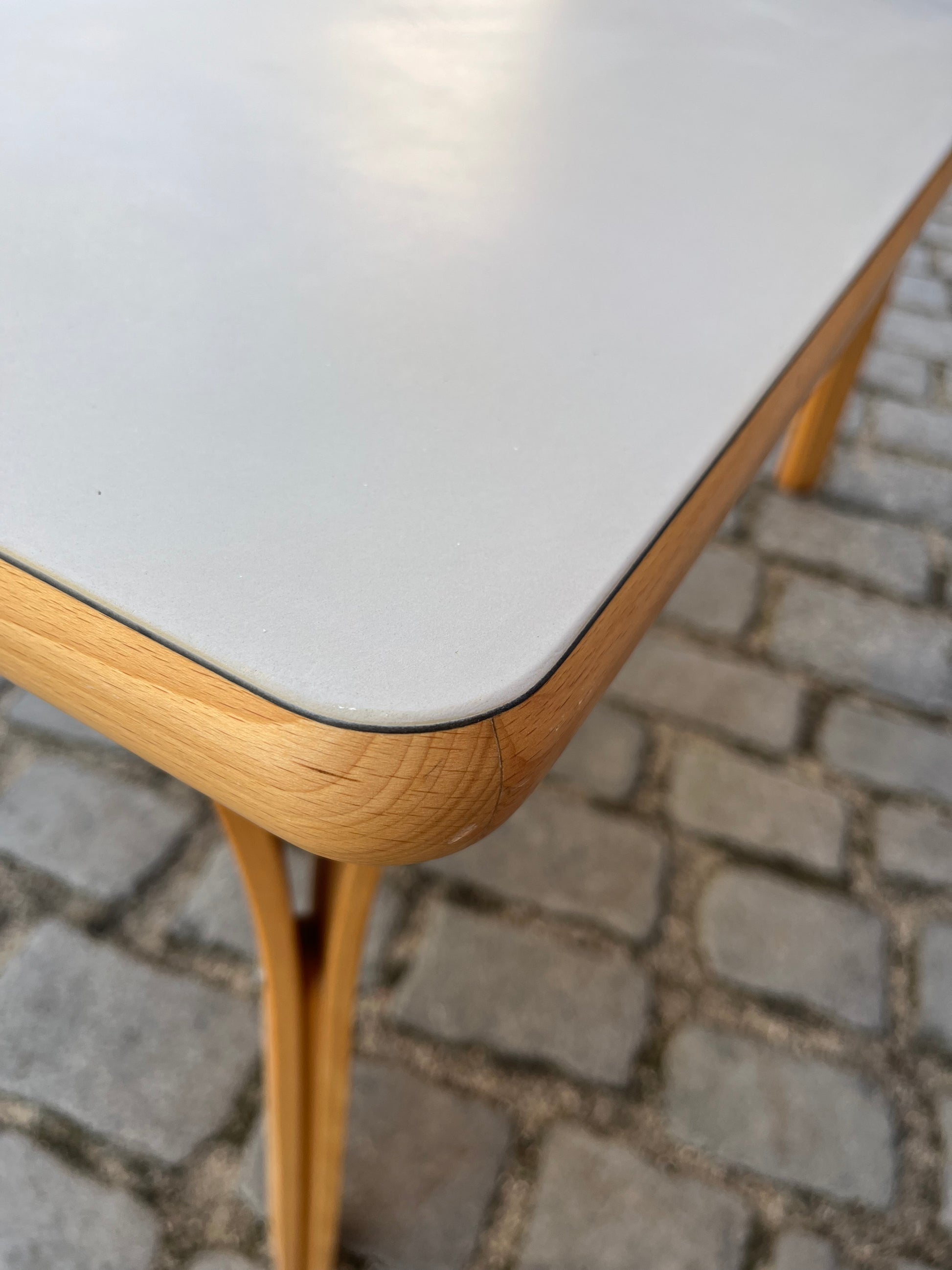 Esstisch mit Linoleum-Platte hellgrau Buche