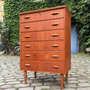 Kommode Teak mit Muschelgriffen & Schloss aus Dänemark