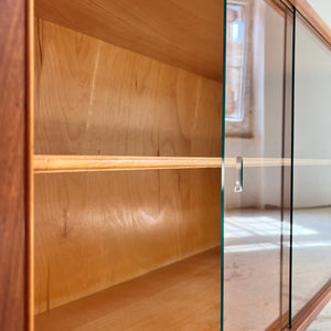 Vitrinenschrank mit neuen Chromfüßen von Werner Ortlepp KG