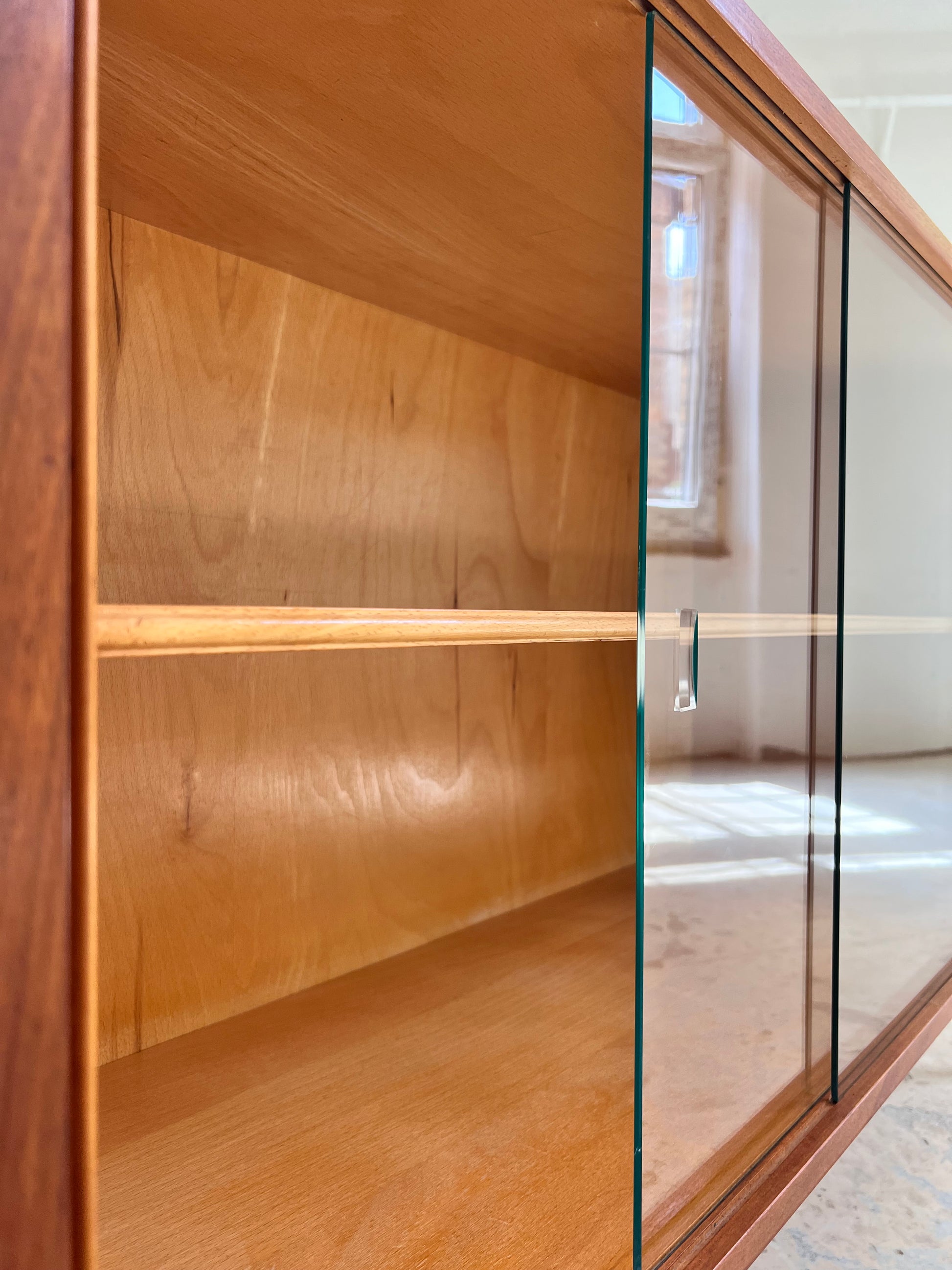 Vitrinenschrank mit neuen Chromfüßen von Werner Ortlepp KG
