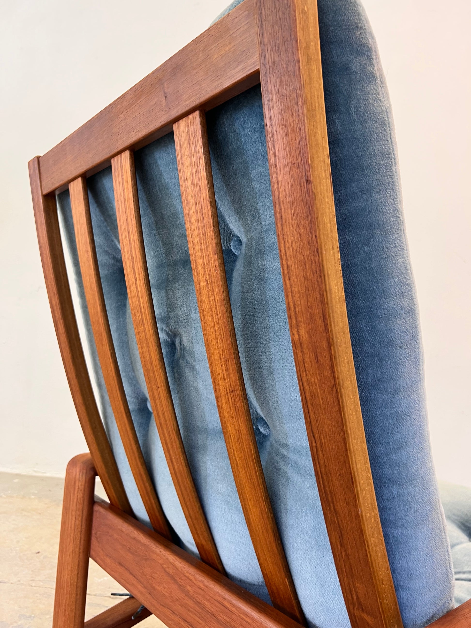 Sessel blau Samt und Teak Hochlehner