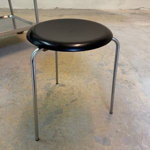 Tripod Dot Hocker schwarz Chrom von Arne Jacobsen für Fritz Hansen