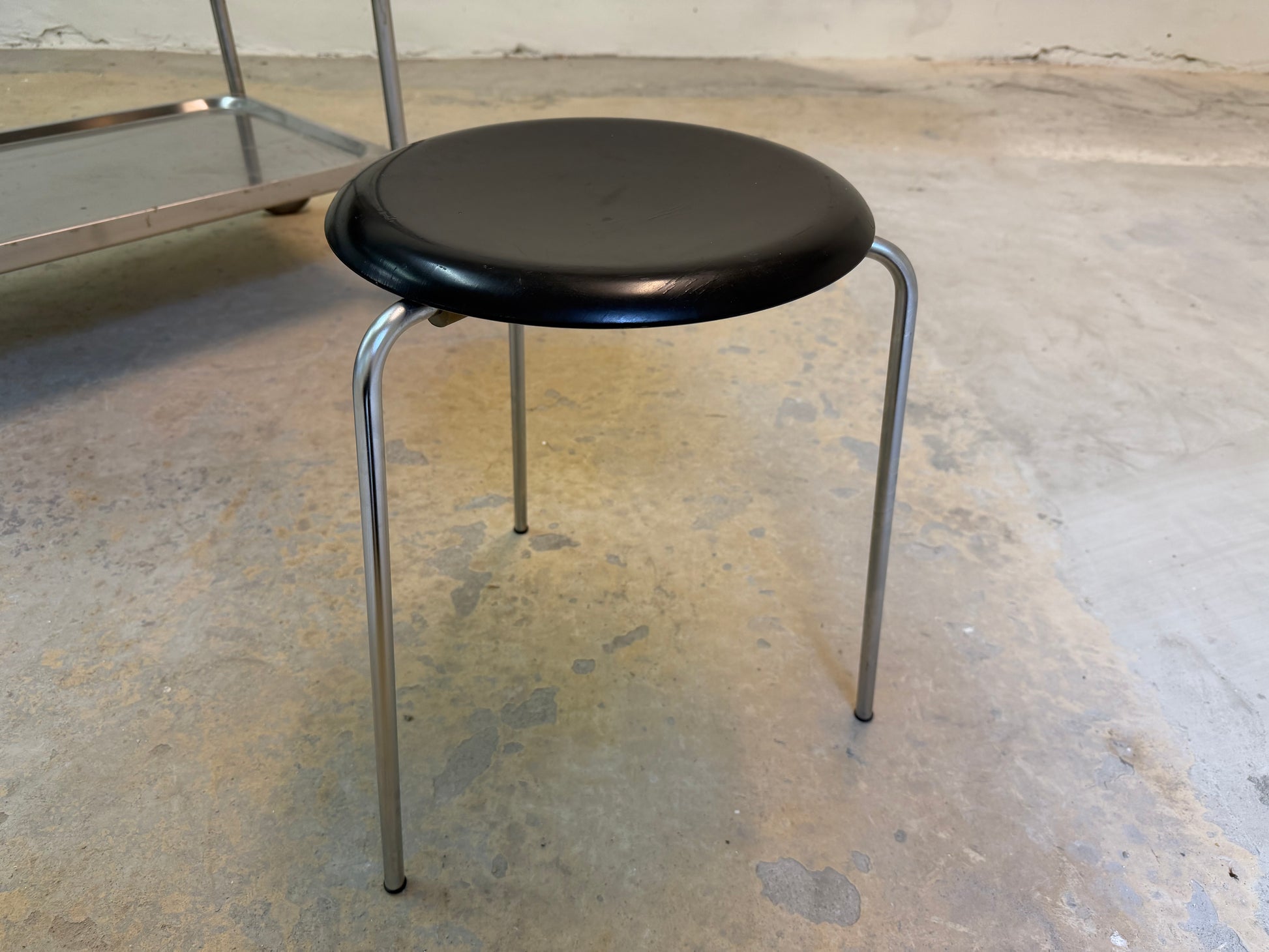 Tripod Dot Hocker schwarz Chrom von Arne Jacobsen für Fritz Hansen