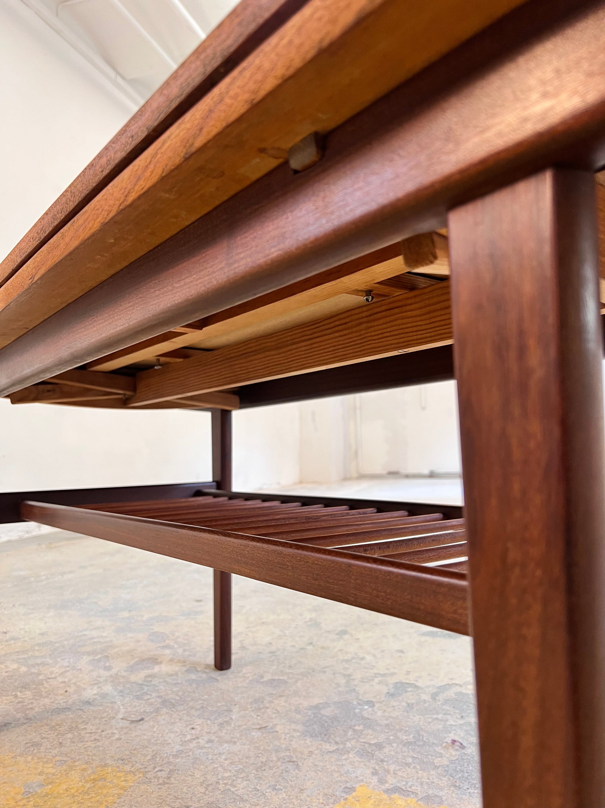 Ausziehbarer Couchtisch Teak mit Ablage