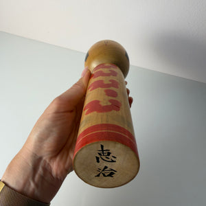 Japanische Kokeshi Holzfigur handbemalt