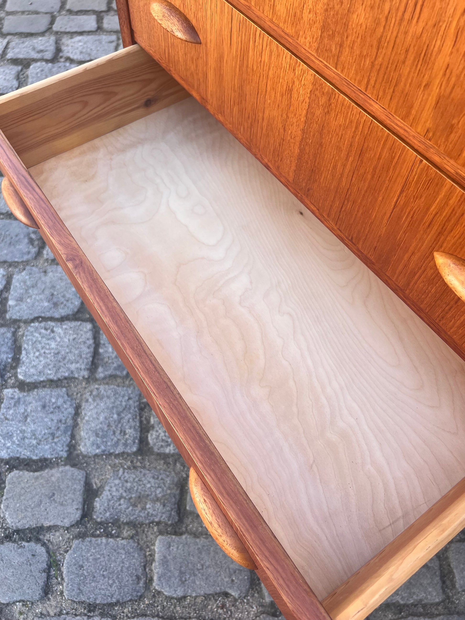 Kommode Teak mit Muschelgriffen aus Dänemark