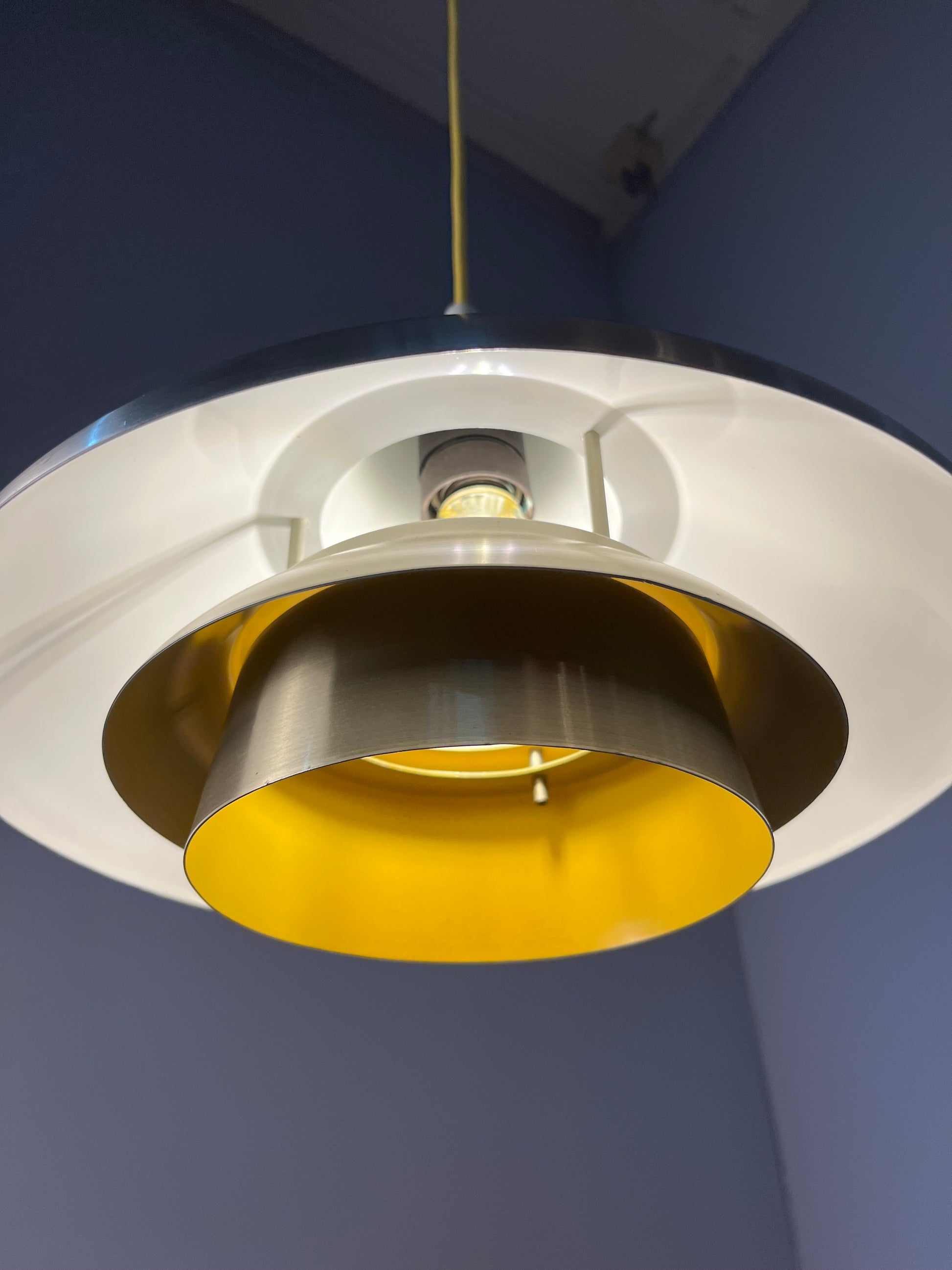 Lamellenlampe Silber Messing mit gelbem Innenleben von Granhaga