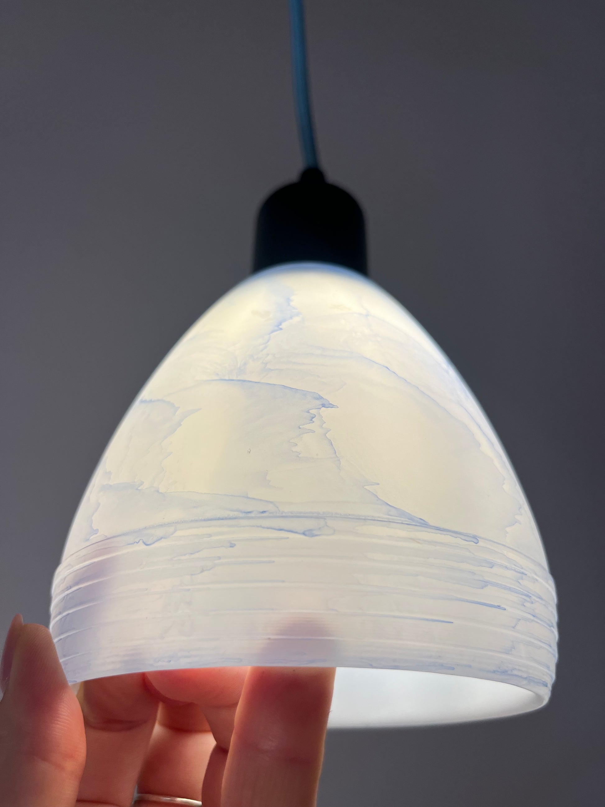 Hängelampe blau weiß marmoriert Glas