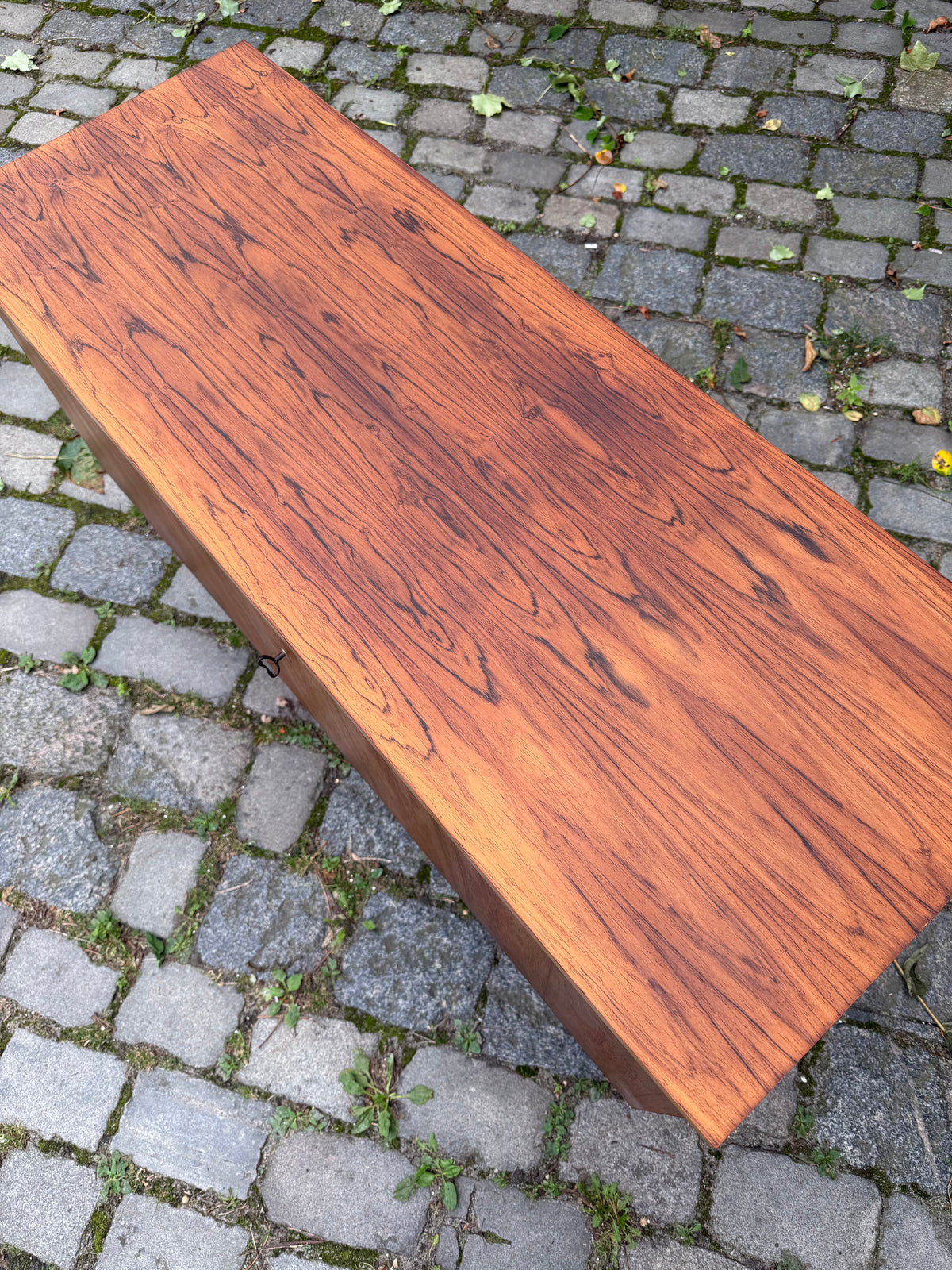 Kleines Sideboard mit Schloss aus Dänemark