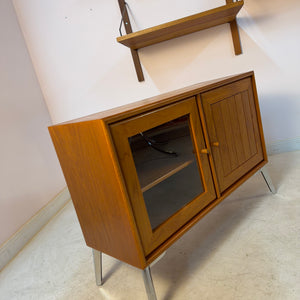 Kleiner Schrank mit Vitrine und Tür rechts von Dyrlund
