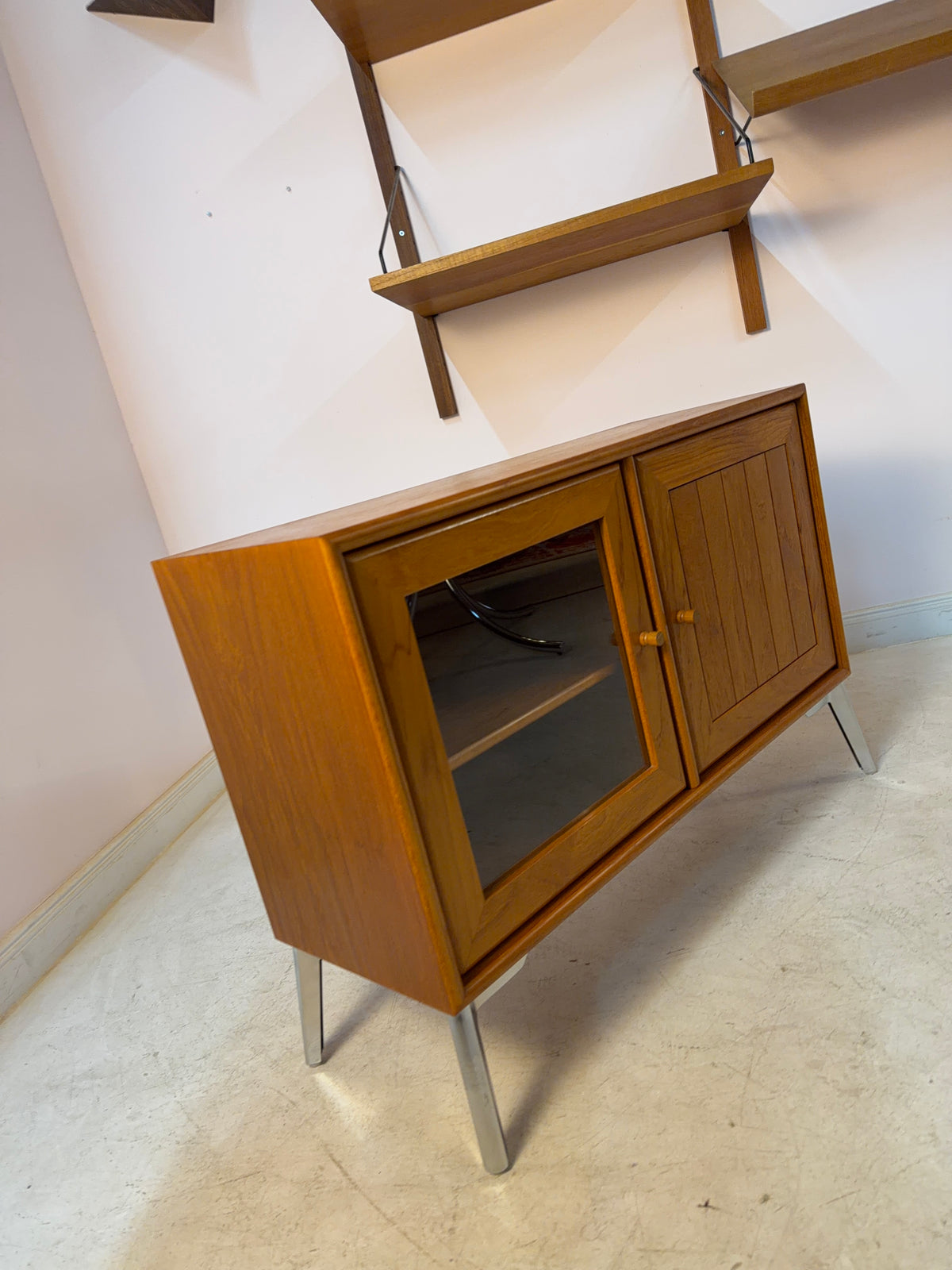 Kleiner Schrank mit Vitrine und Tür rechts von Dyrlund