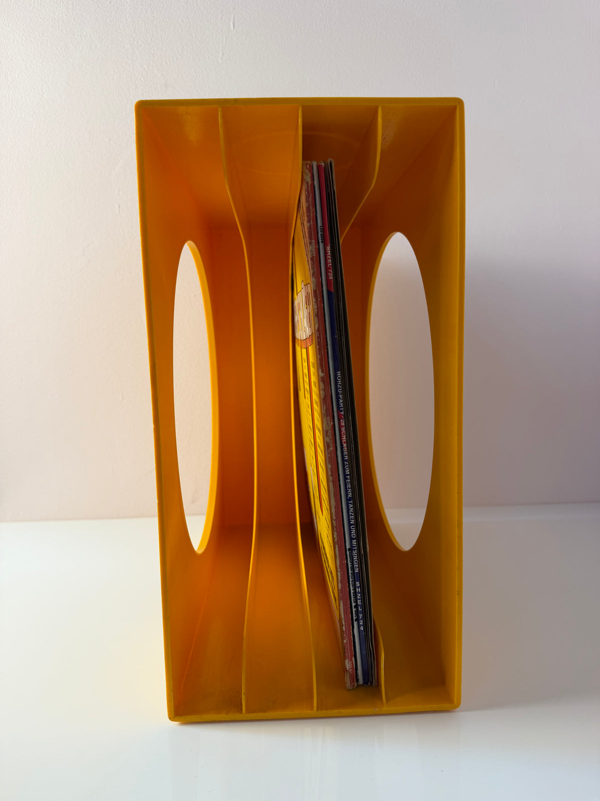 Schallplattenständer gelb von Schweizer Design