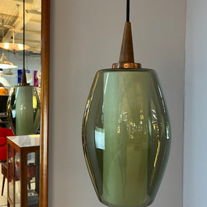 Hängelampe mit Rauchglas-Überschirm und Opalglaseinsatz und Teak Applikationen