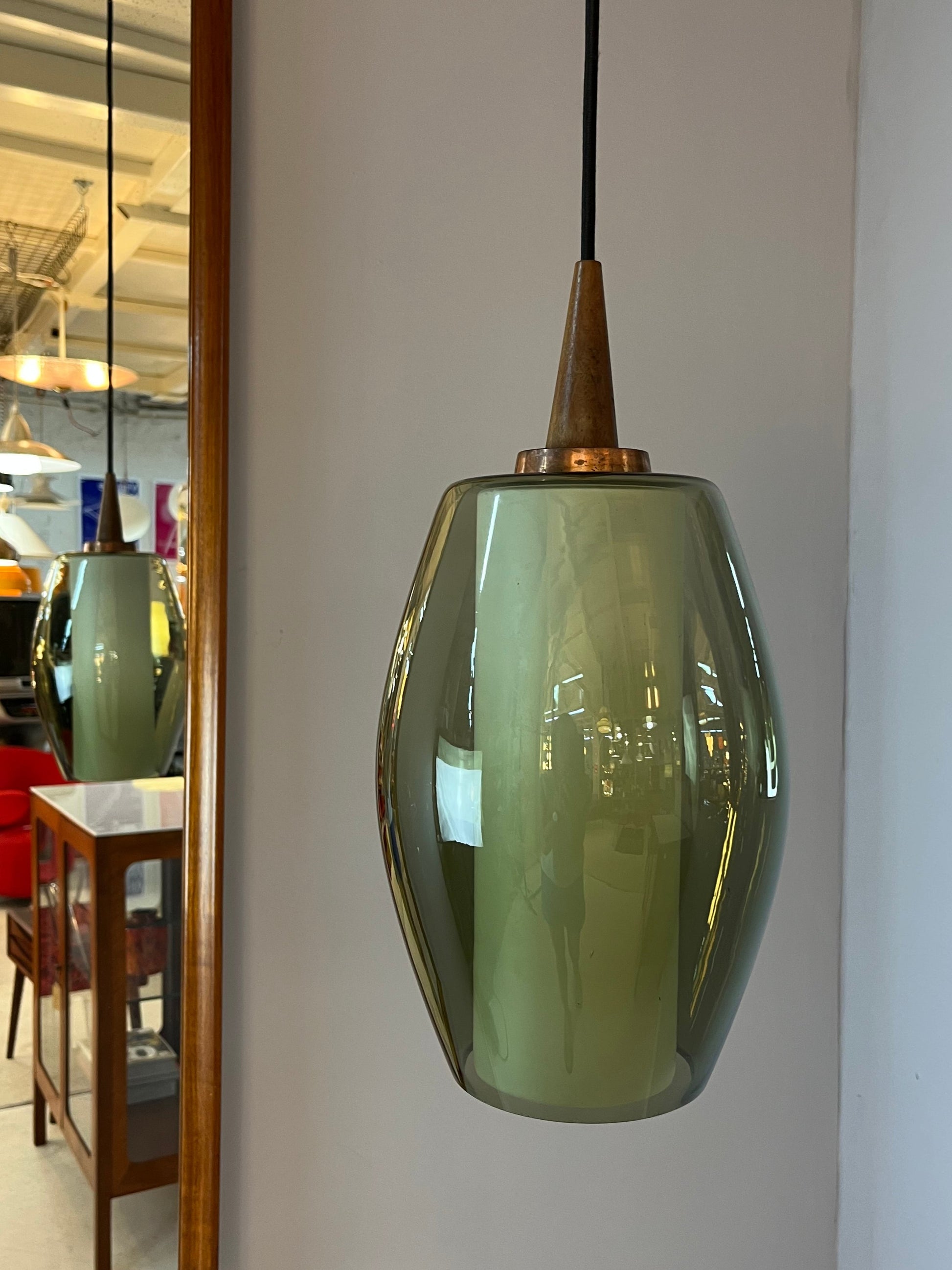 Hängelampe mit Rauchglas-Überschirm und Opalglaseinsatz und Teak Applikationen
