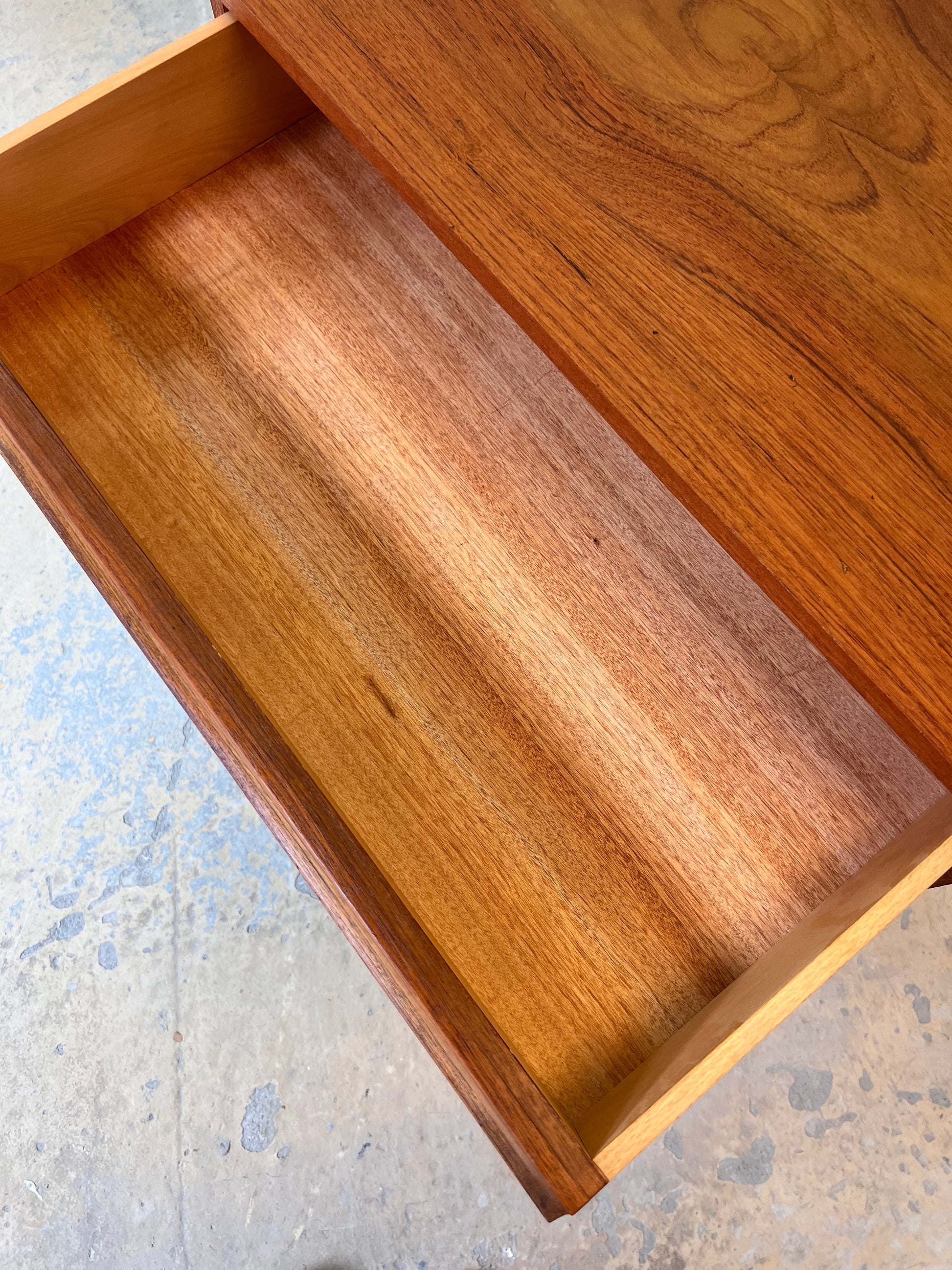 Kommode Teak auf Hairpinlegs von IDEE Möbel