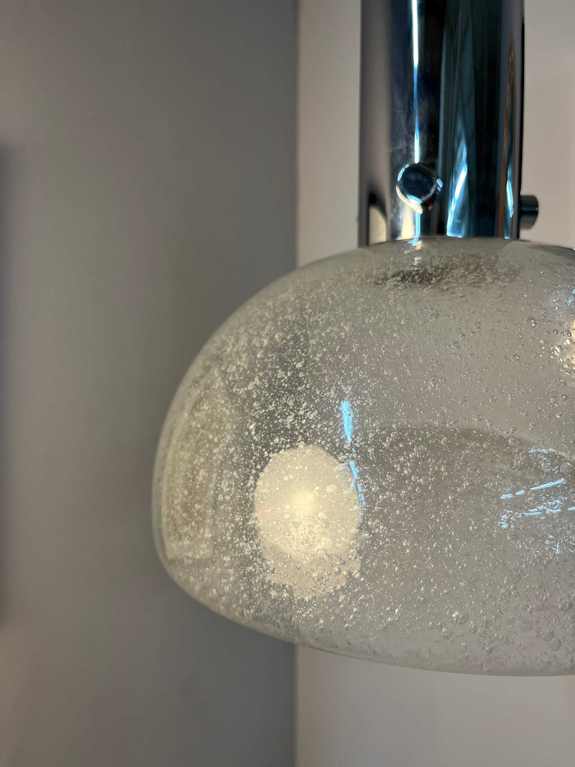 Große Hängelampe Chrom Eisglas von Herbert Proft für Glashütte Limburg