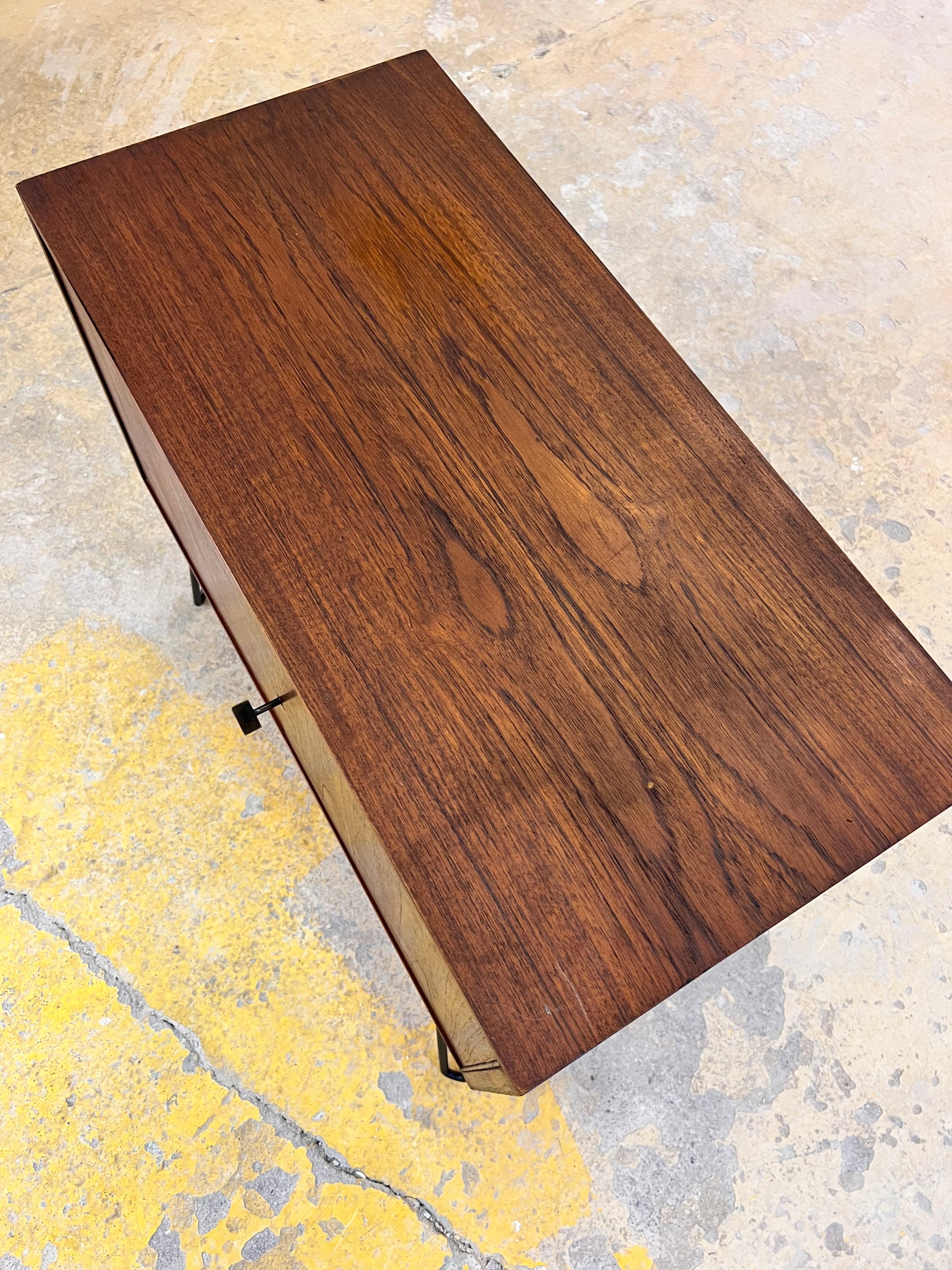Kommode Teak auf Hairpinlegs aus Dänemark
