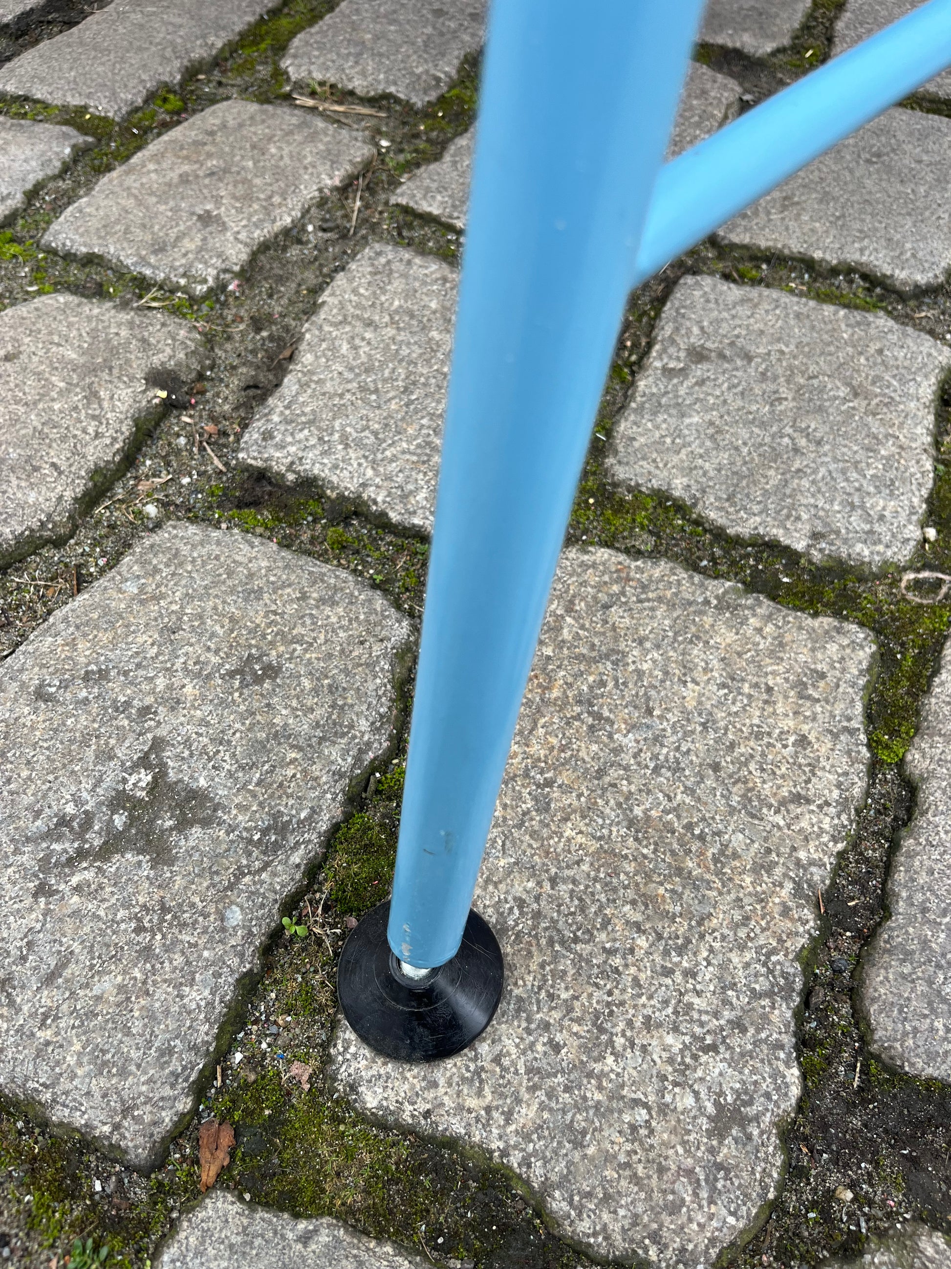 Esstisch Werktisch mit hellblauem Gestell