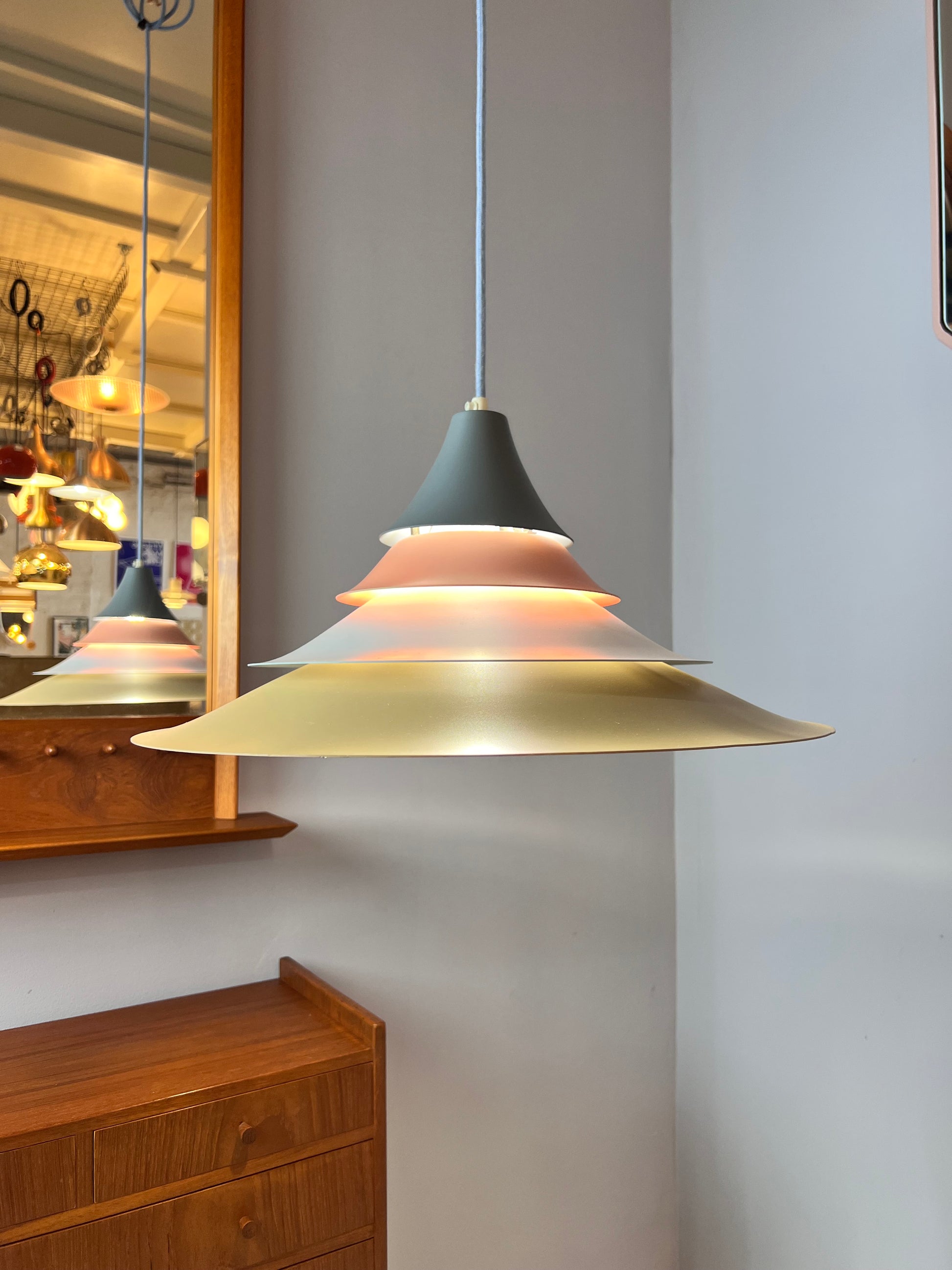 Lamellenlampe neu lackiert pastell-peach Pagode