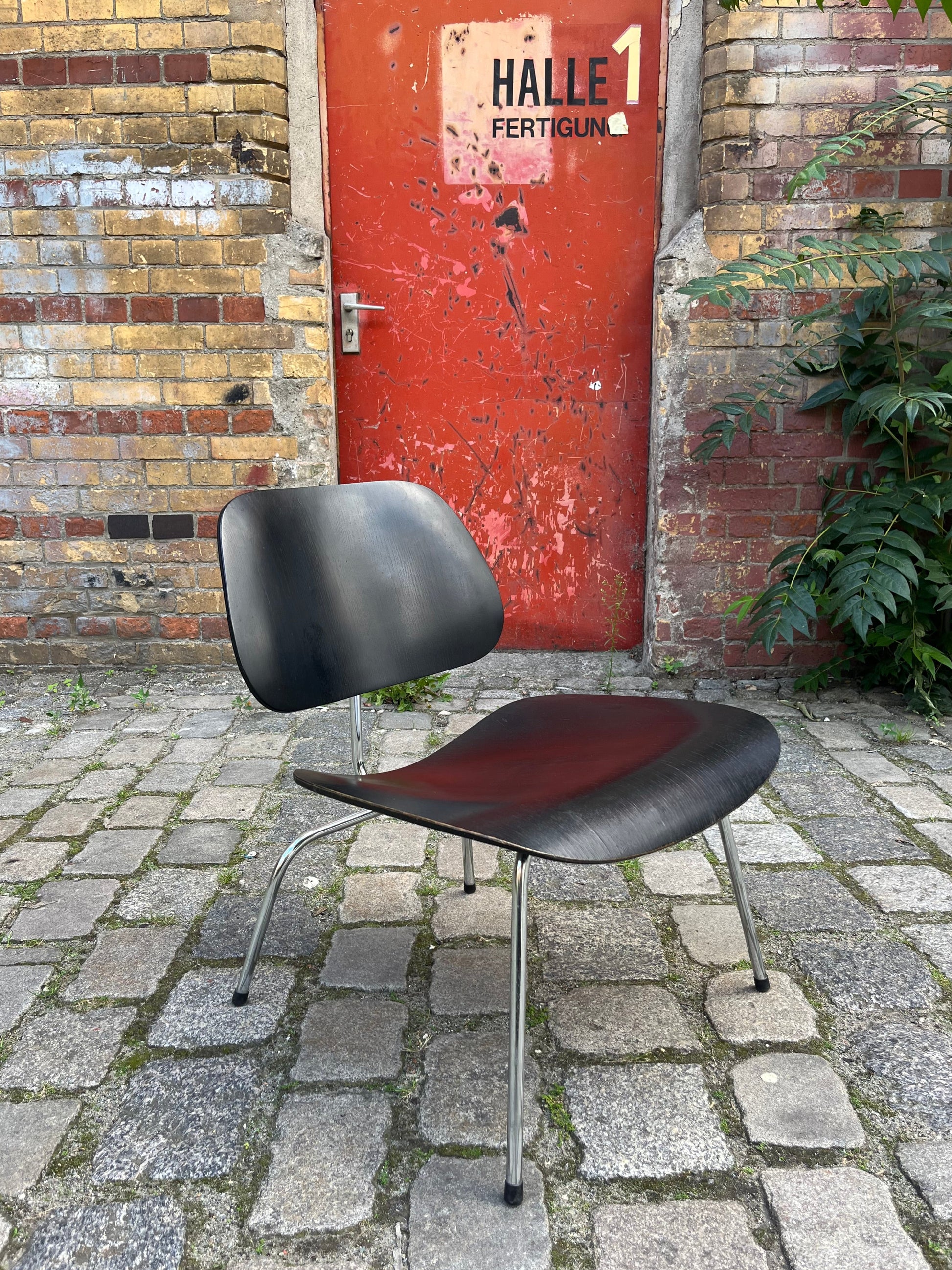 Sessel LCM schwarz Plywood von Ray & Charles Eames