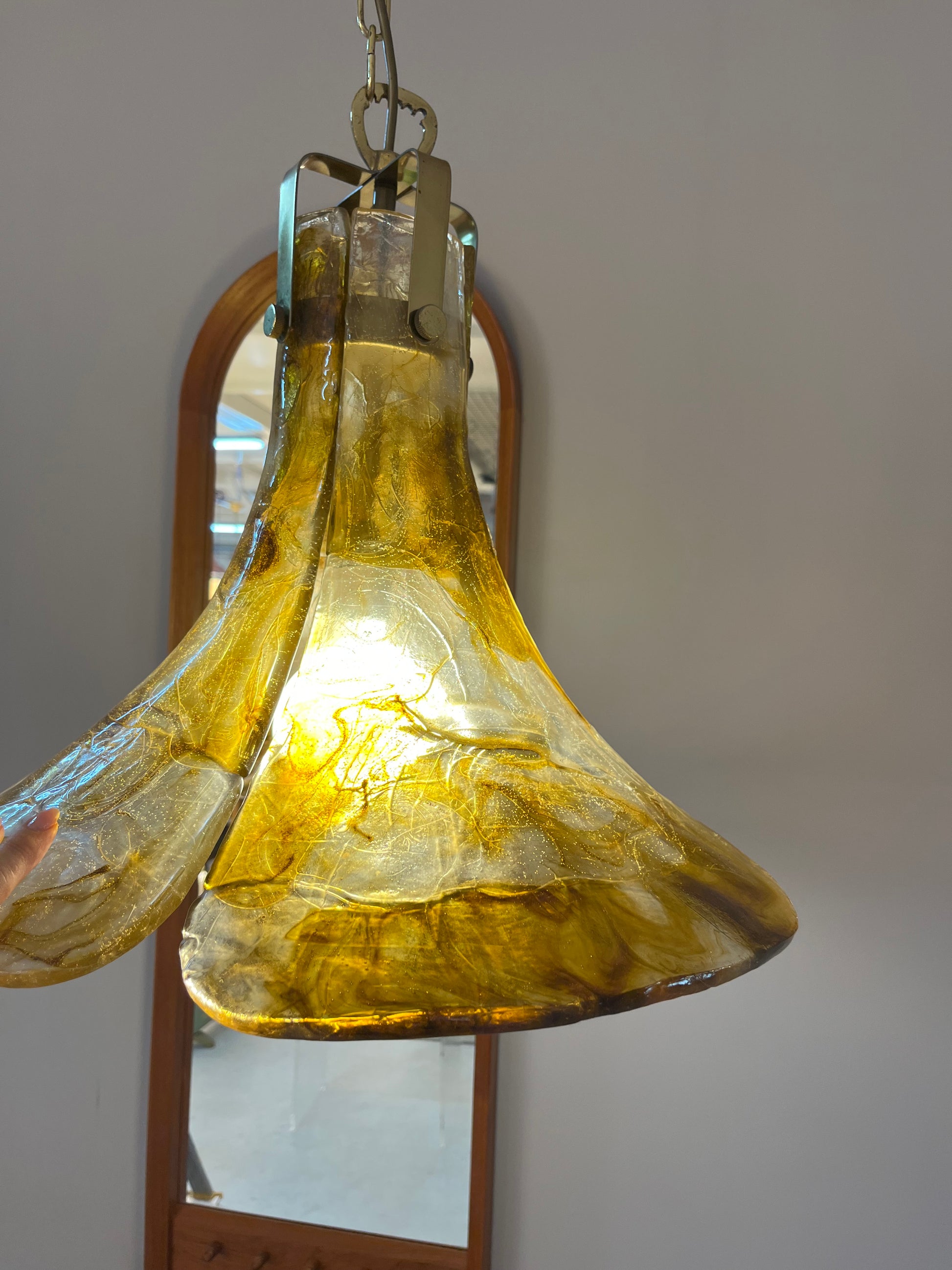 Hängelampe Blume gold braun Acryl Messing von Carlo Nason