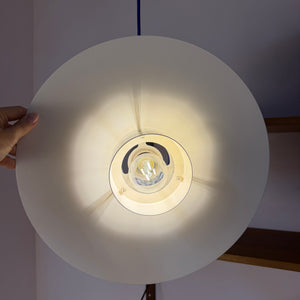 Lamellenlampe weiß mit blauem Akzentring aus Dänemark
