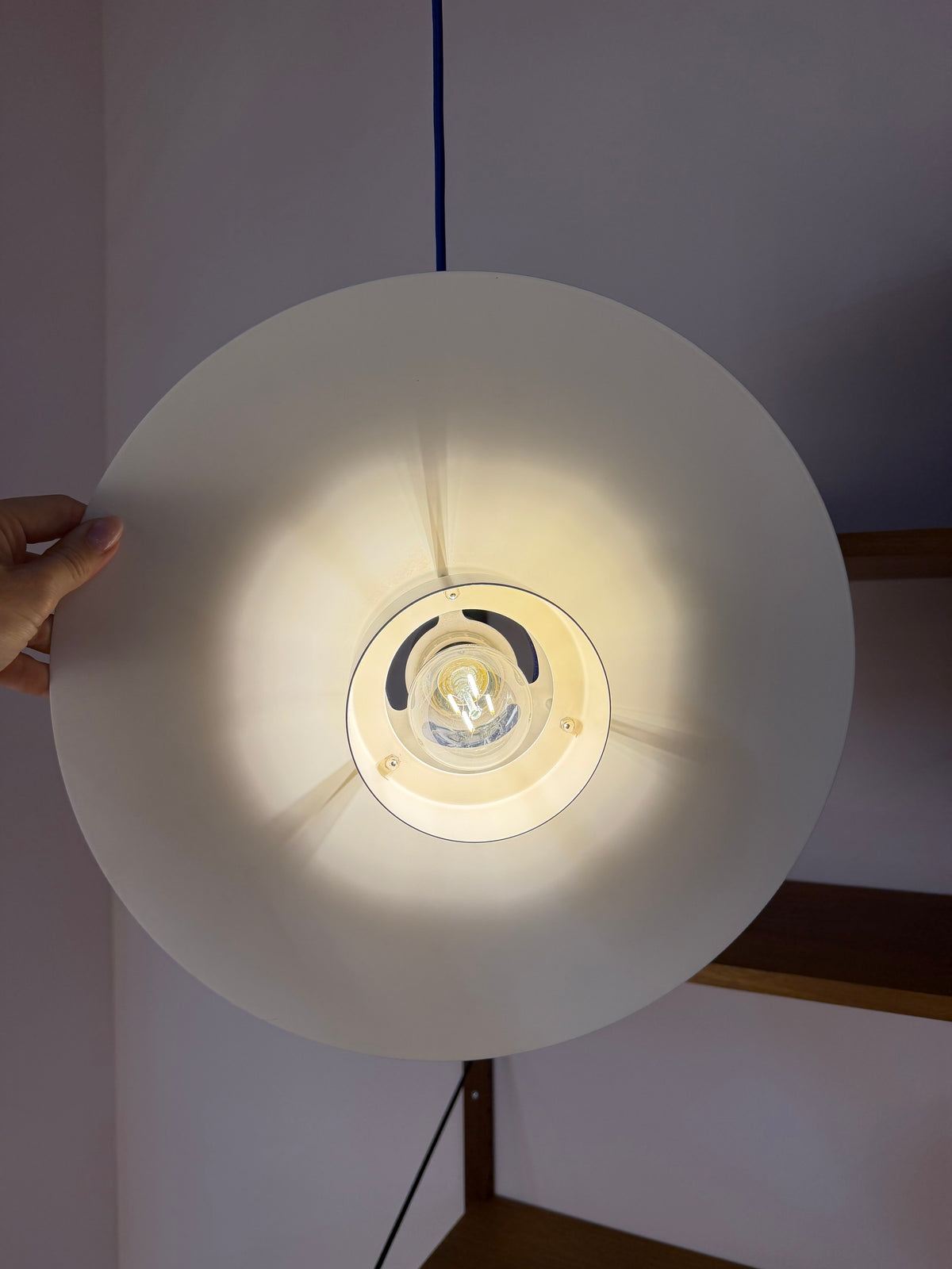 Lamellenlampe weiß mit blauem Akzentring aus Dänemark