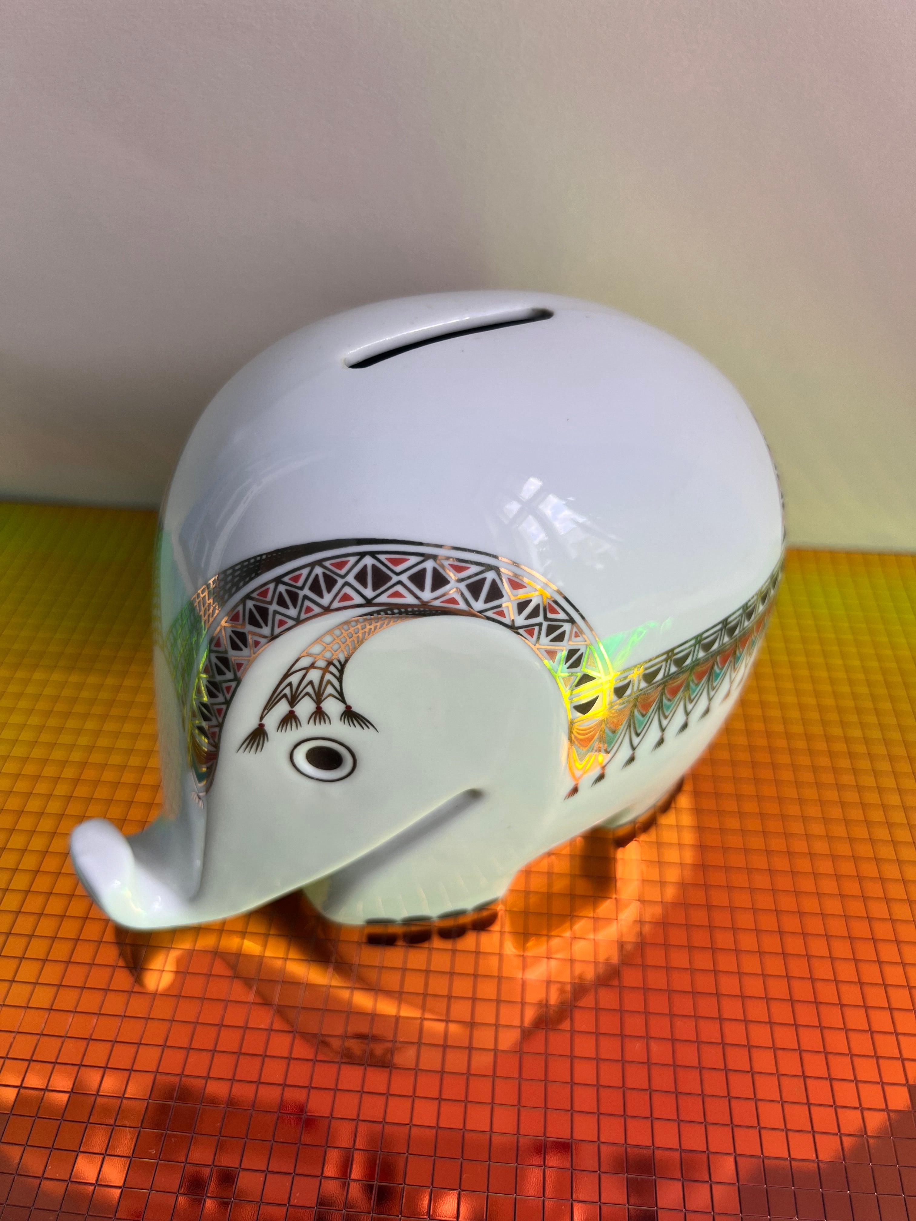 Elefant von Luigi Colani für Höchst Porzellan – Frau Wunderwald