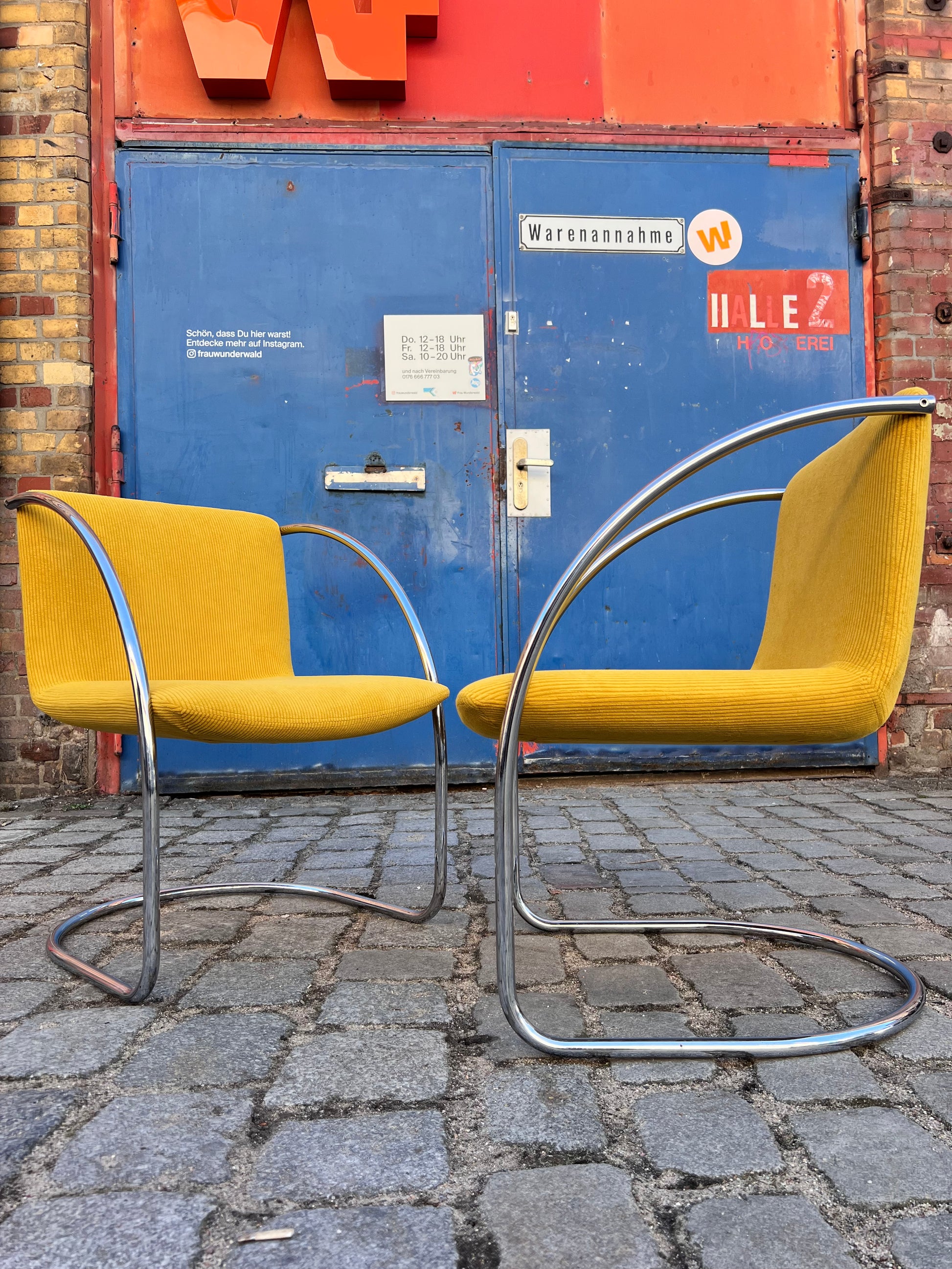 Freischwinger „Lens“ senfgelb Cord & Chrom von Giovanni Offredi für Saporiti Italia