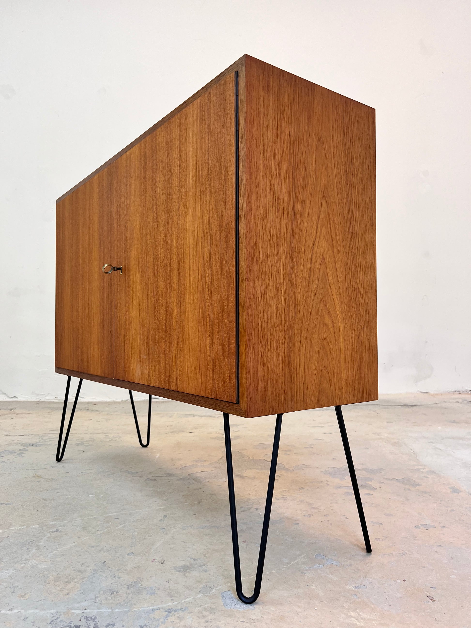 Schrank Teak auf Hairpinlegs