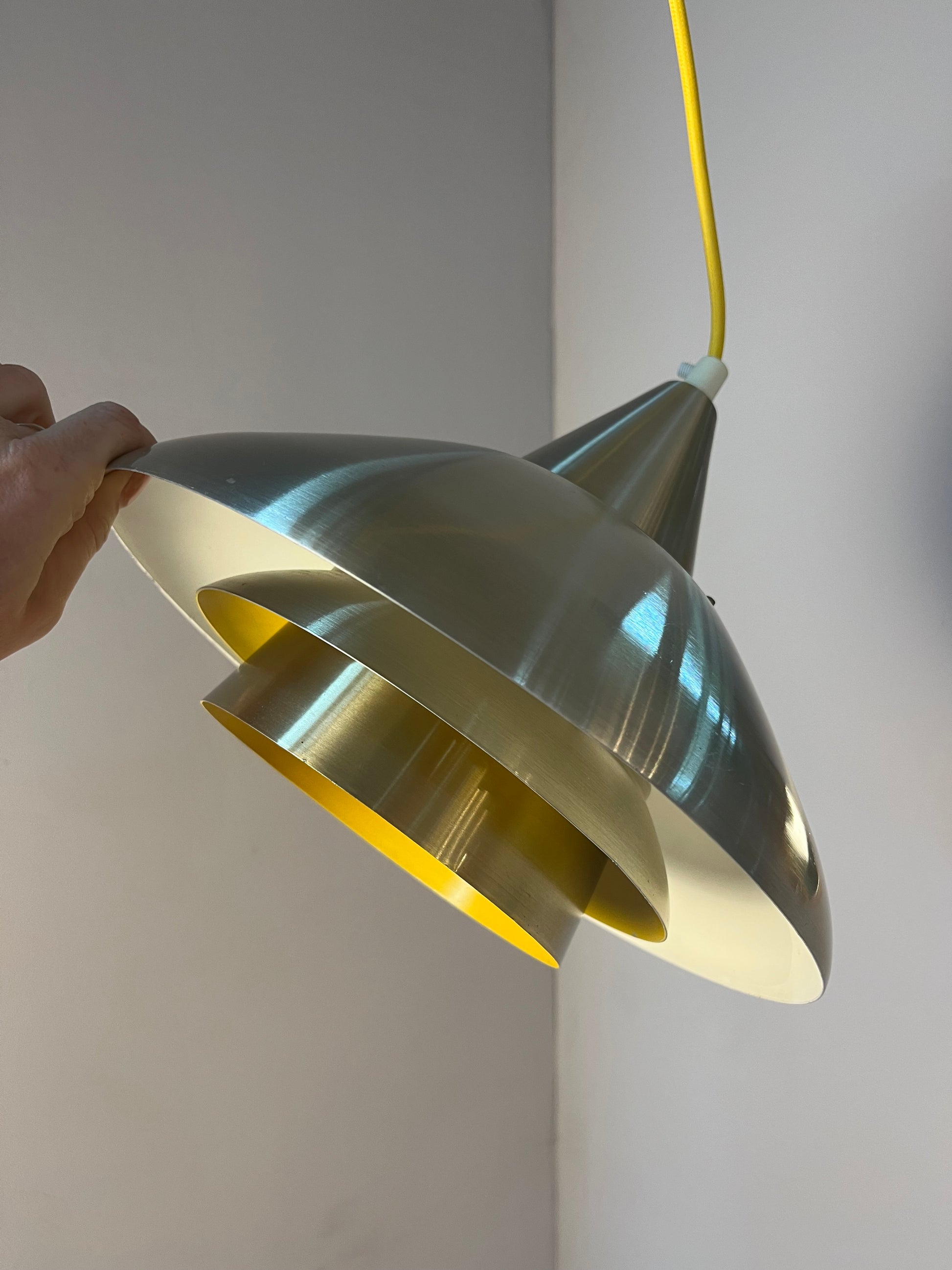 Lamellenlampe Silber Messing mit gelbem Innenleben von Granhaga