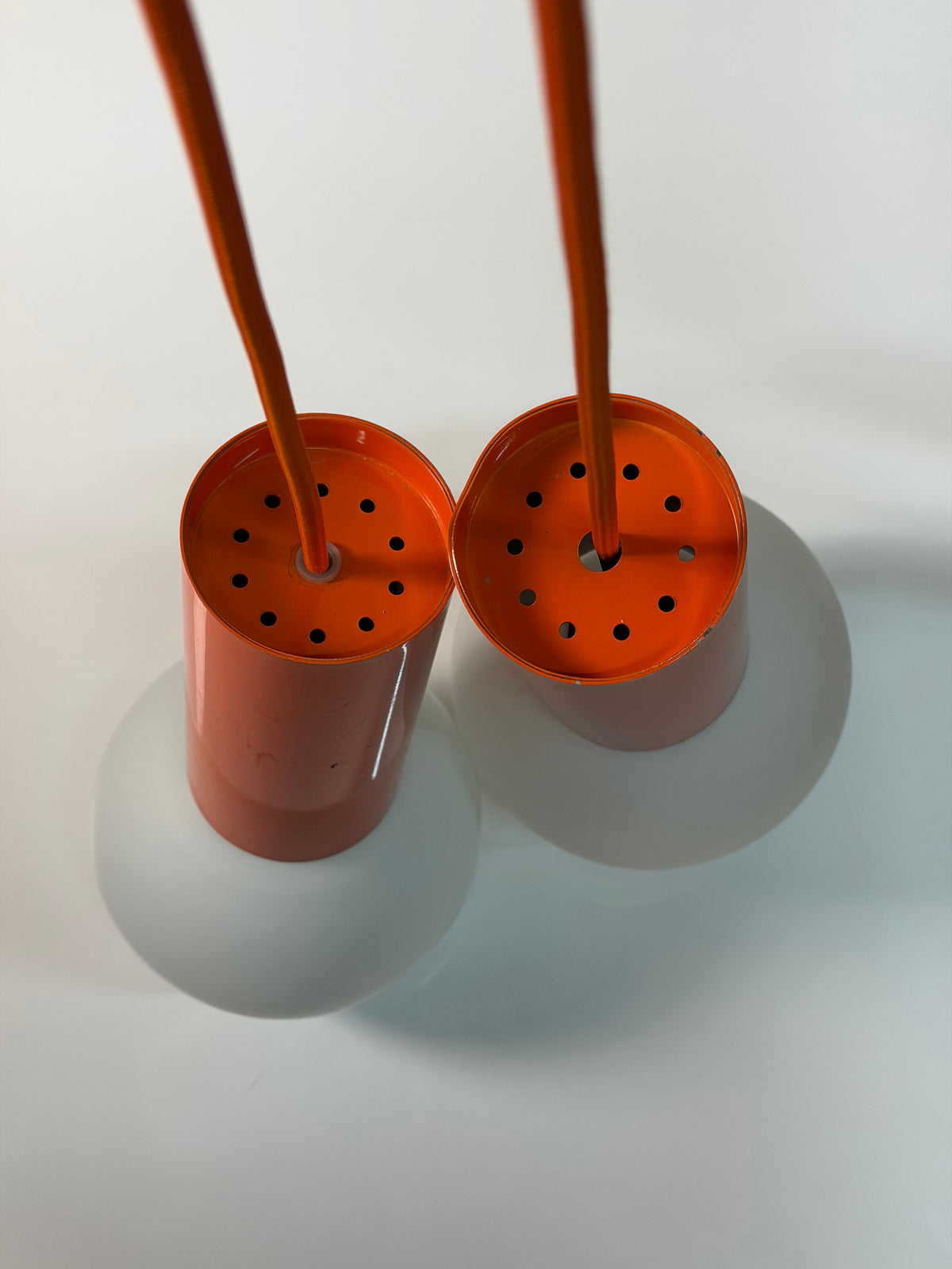 Set: 2x Hängelampe orange mit Opalglas Globus