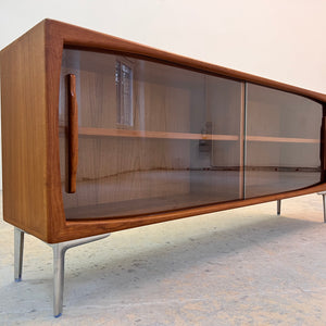 Sideboard Vitrine Teak mit Chromfüßen von Dyrlund