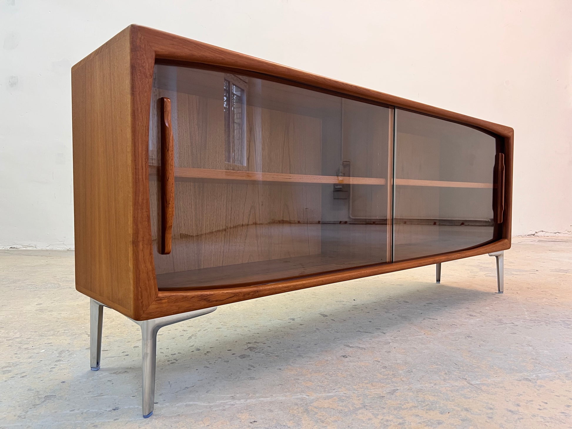 Sideboard Vitrine Teak mit Chromfüßen von Dyrlund