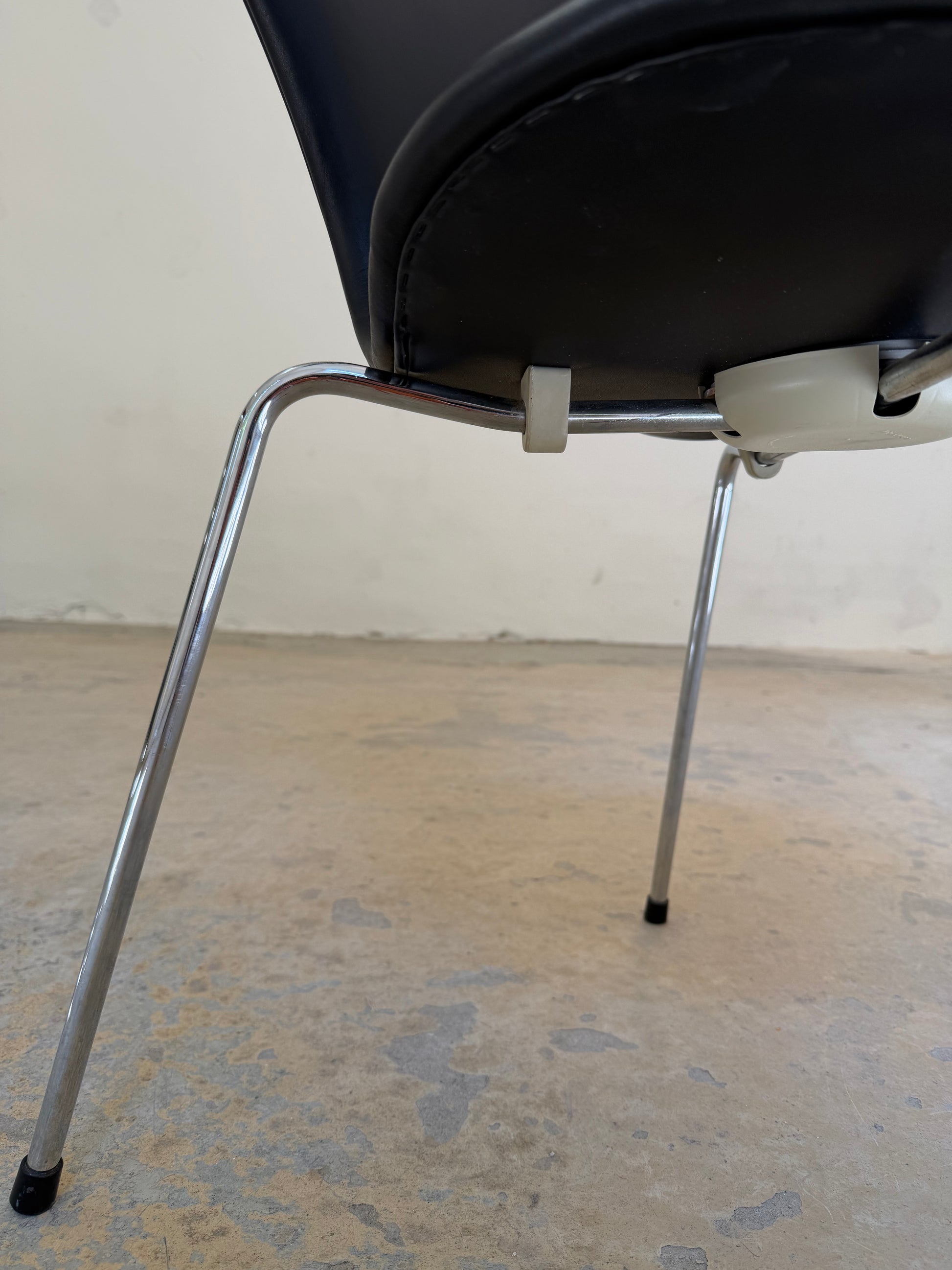 Polsterstuhl Serie 7 schwarz Echtleder von Arne Jacobsen für Fritz Hansen