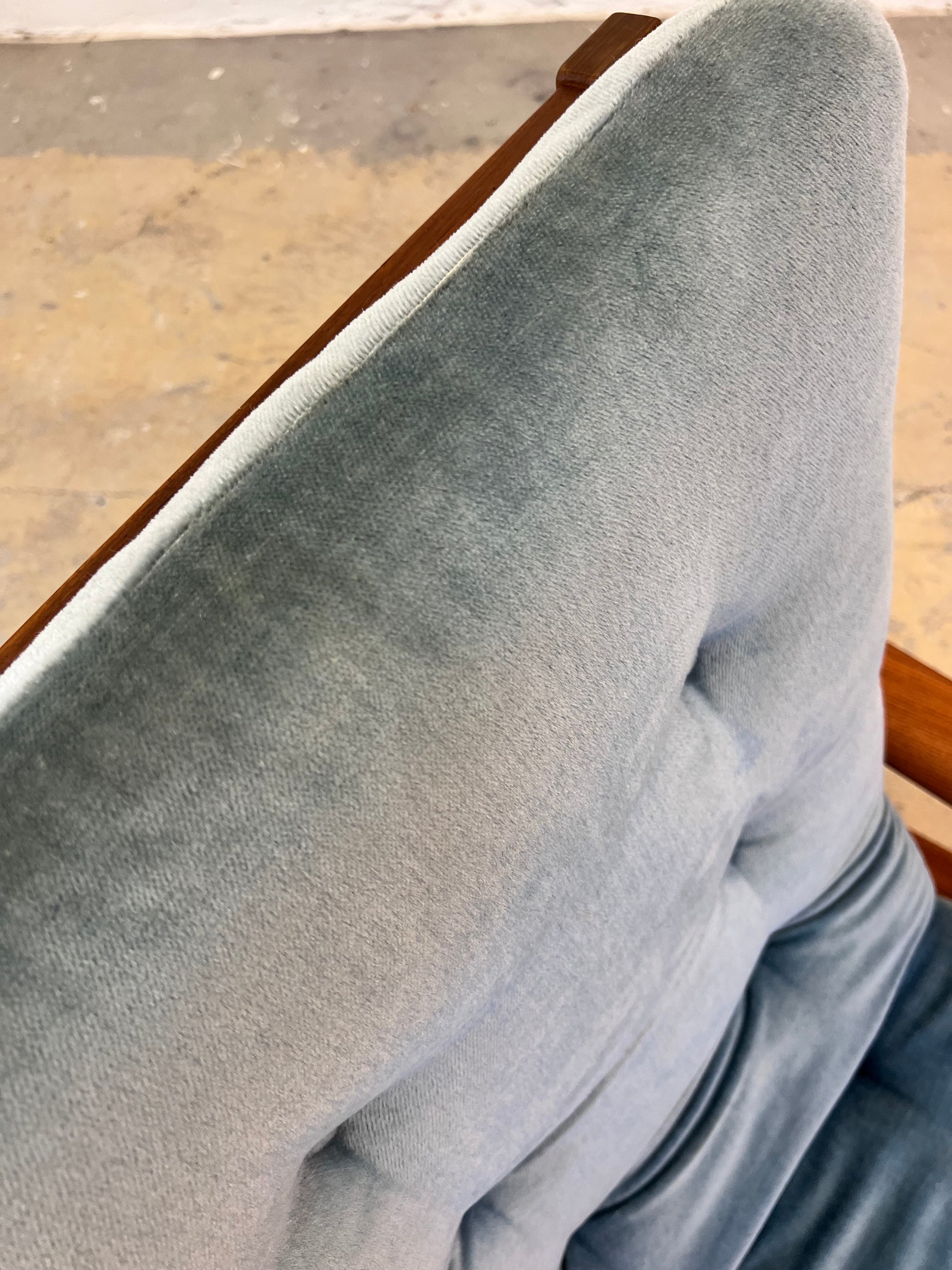 Sessel blau Samt und Teak Hochlehner
