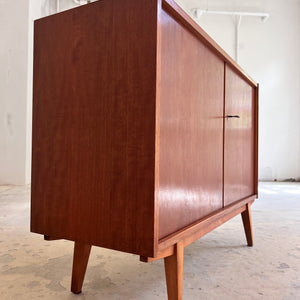 Schrank Nussbaum mit Schloss & Holzgestell