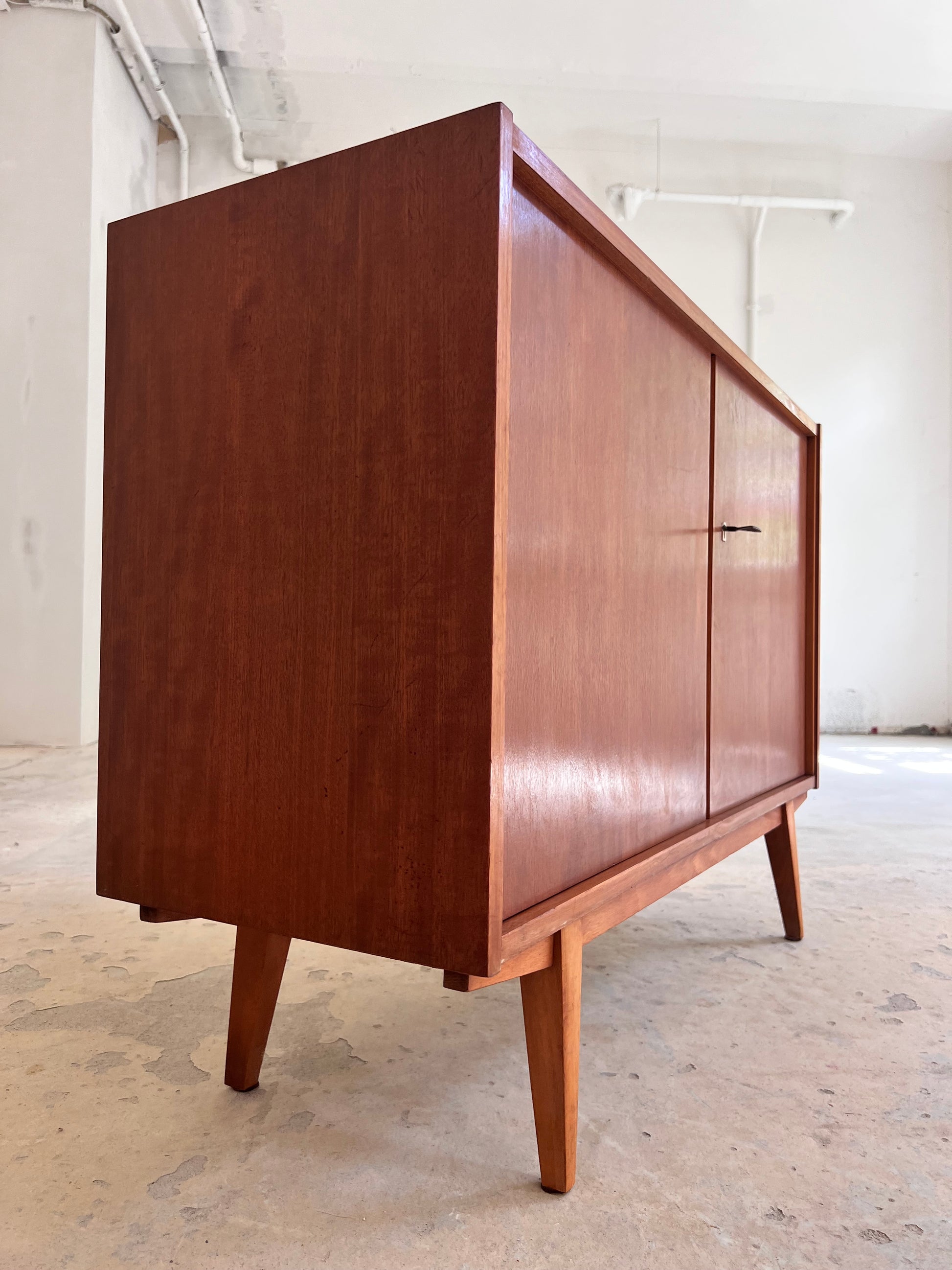 Schrank Nussbaum mit Schloss & Holzgestell