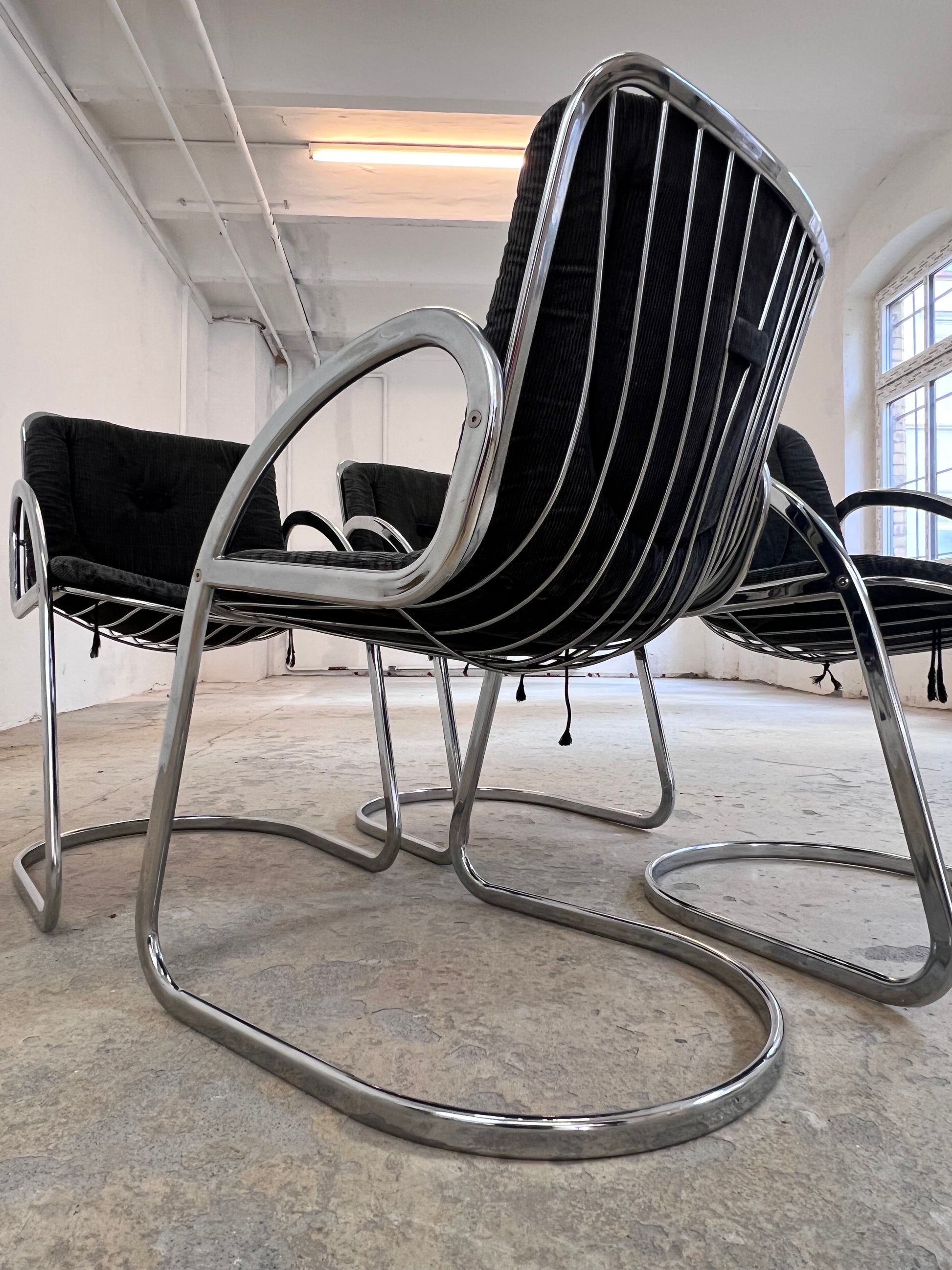 Freischwinger grau Cord Chrom von Gastone Rinaldi